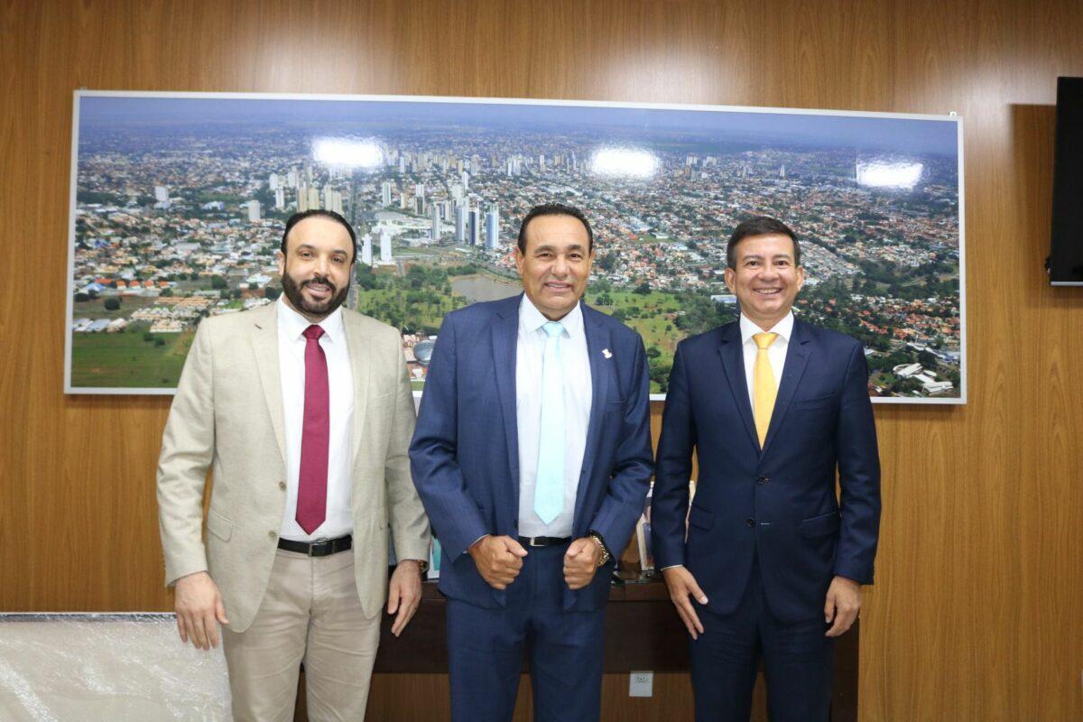 Carlão sela a paz entre vereadores e professor se compromete a retirar queixa contra coronel.