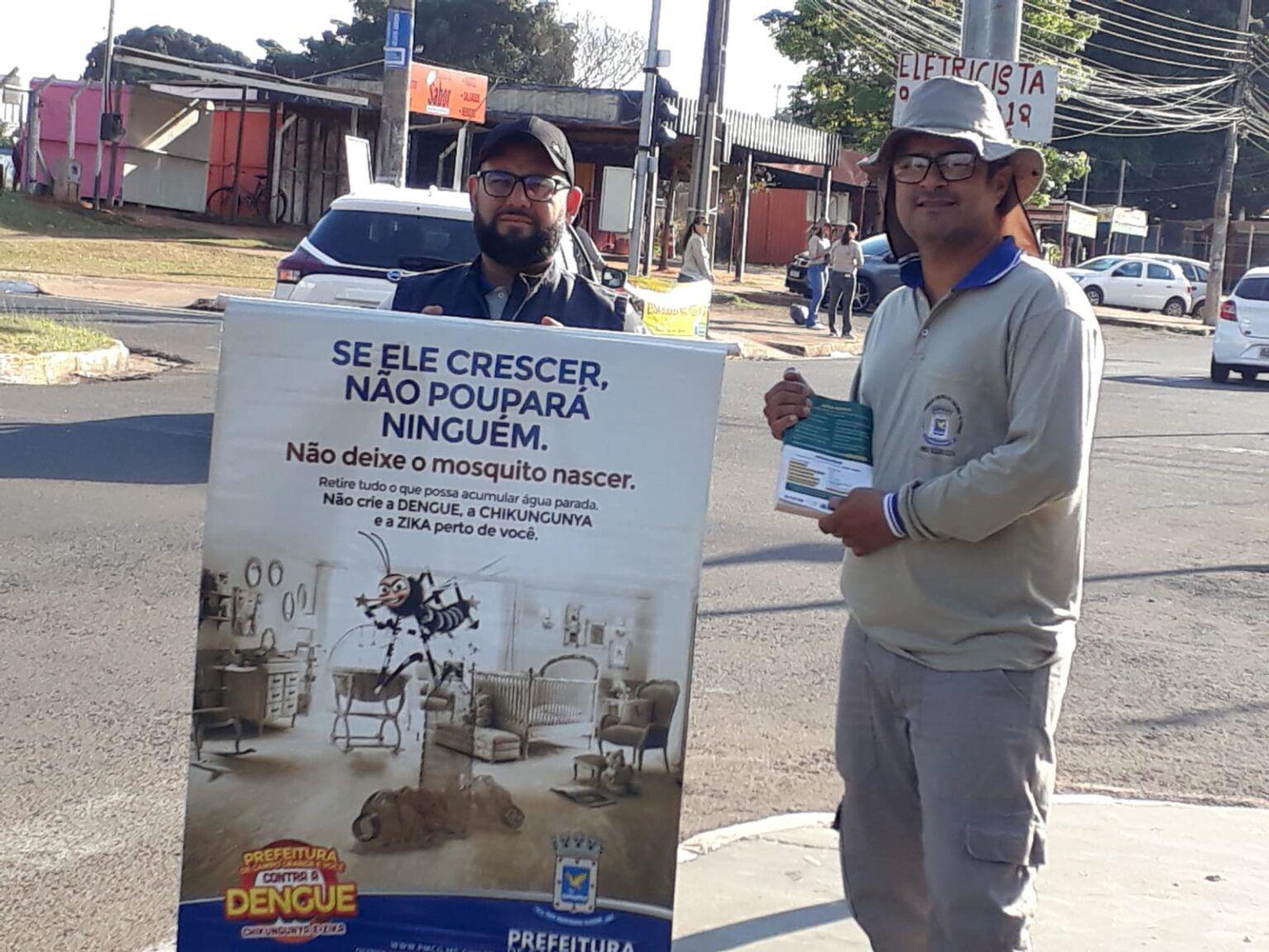 Com blitze educativa nas ruas e terminais, agentes reforçam medidas de prevenção e combate ao Aedes aegypti.