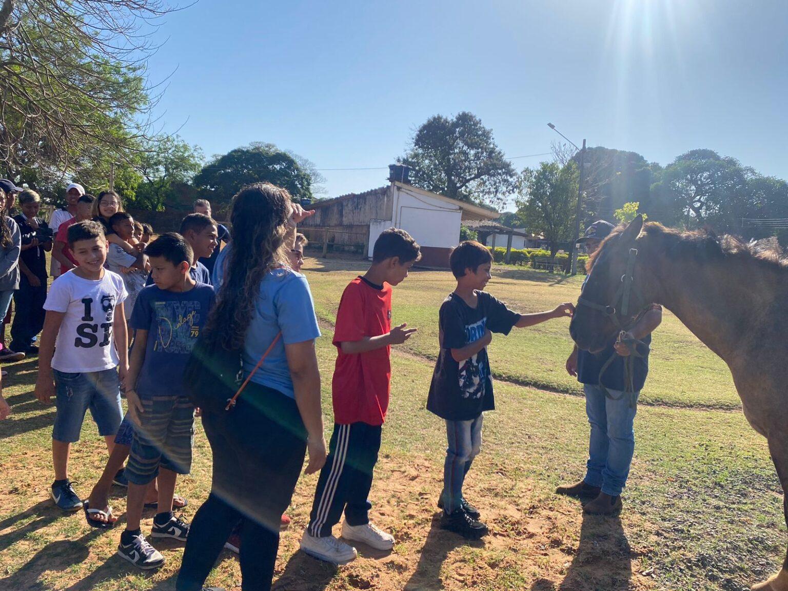 Cras Aeroporto realiza passeio em hípica e reforça autoconfiança de crianças.