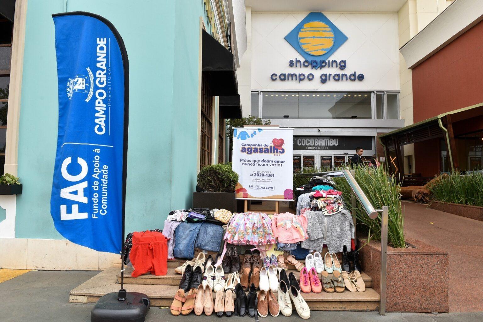 FAC recebe doações de roupas e calçados arrecadados por shopping da Capital.