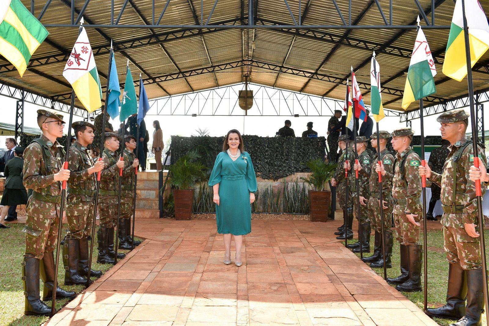 No Dia do Soldado, prefeita Adriane Lopes recebe condecoração do Exército Brasileiro.