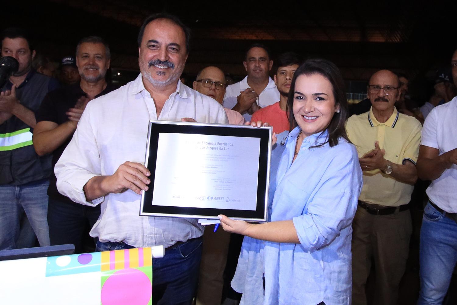 Nova iluminação do Parque Jacques da Luz promove qualidade e segurança aos usuários .