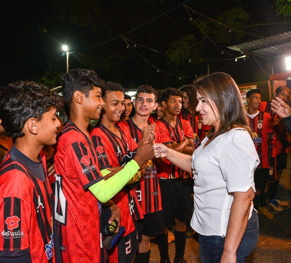 Prefeitura entrega revitalização da iluminação da quadra na Praça da Mata do Jacinto.