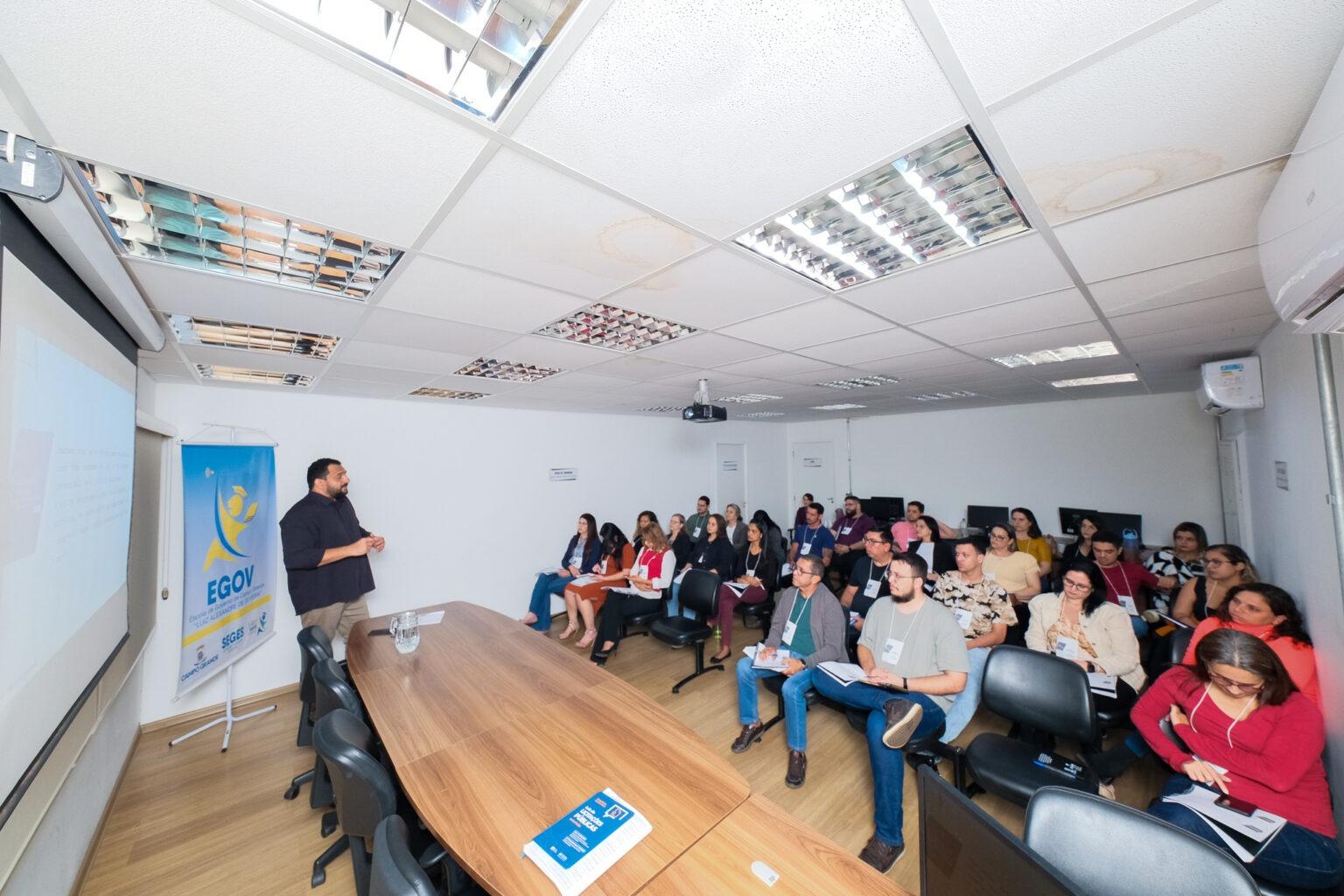 Prefeitura realiza curso de procedimentos licitatórios com ênfase na nova lei de licitações para servidores municipais.