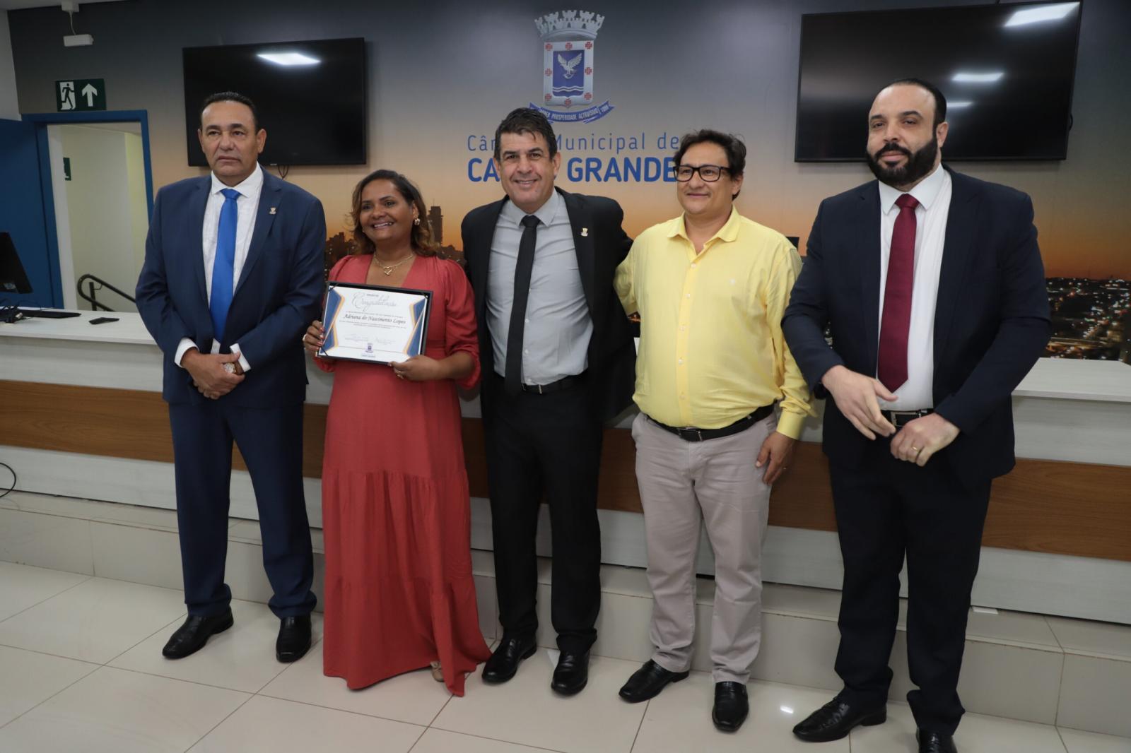 Presidente Carlão entrega Moção a Coordenadora do CRAS Vida Nova.