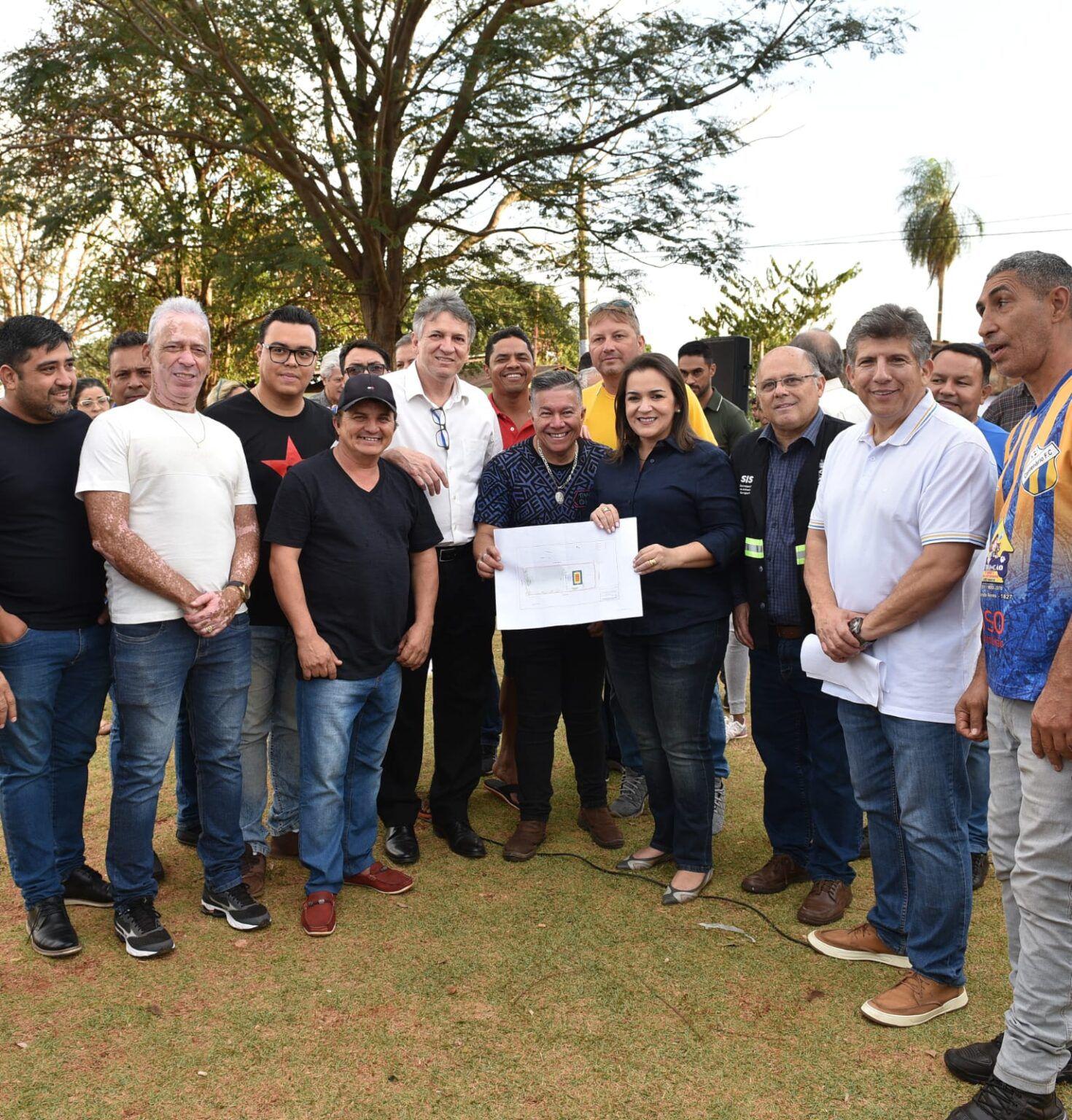 Revitalização de praças esportivas promovem esporte e integração entre famílias e moradores em mais três bairros. 