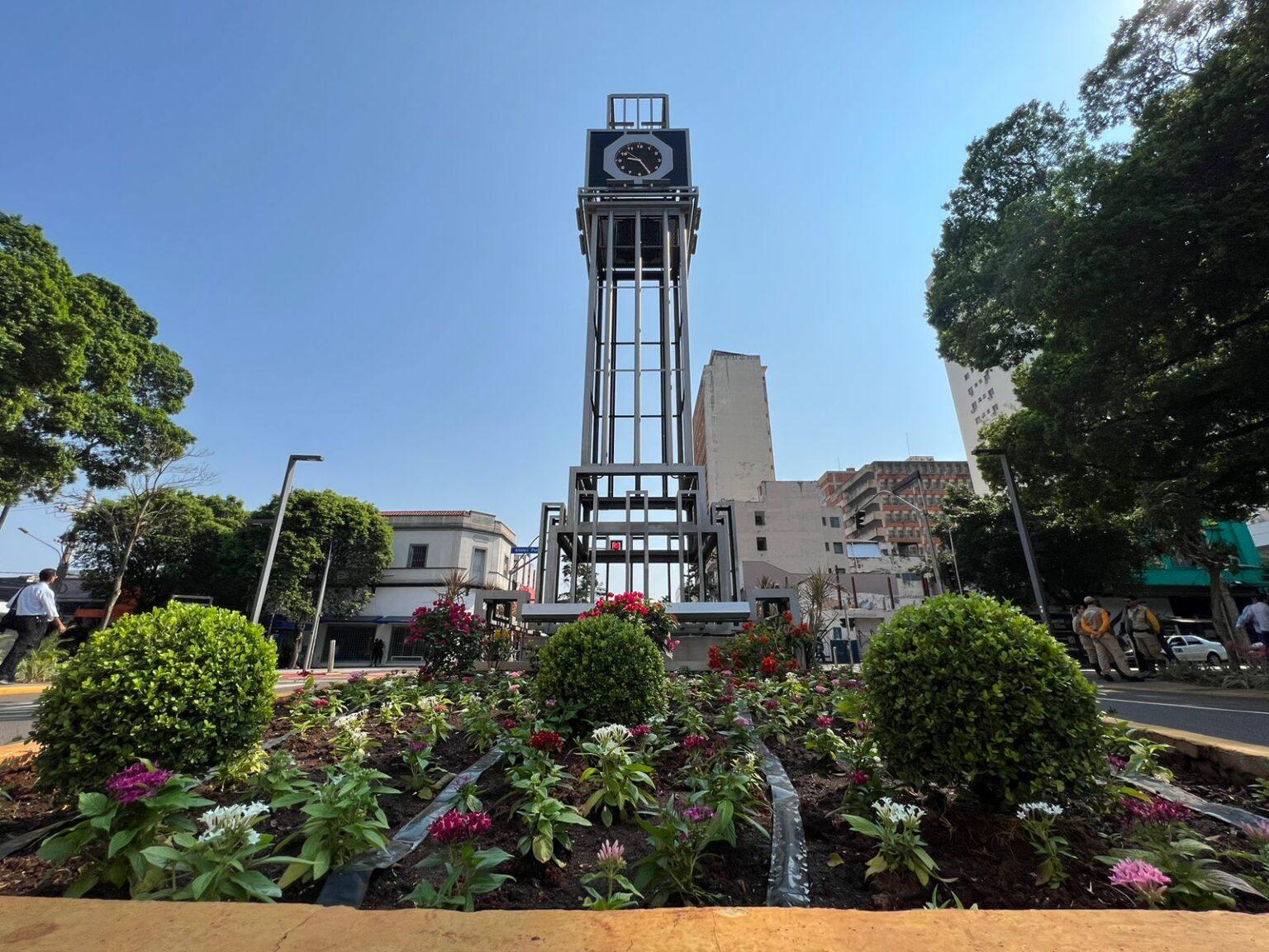 Canteiro da Afonso Pena é revitalizado como presente para os campo-grandenses.