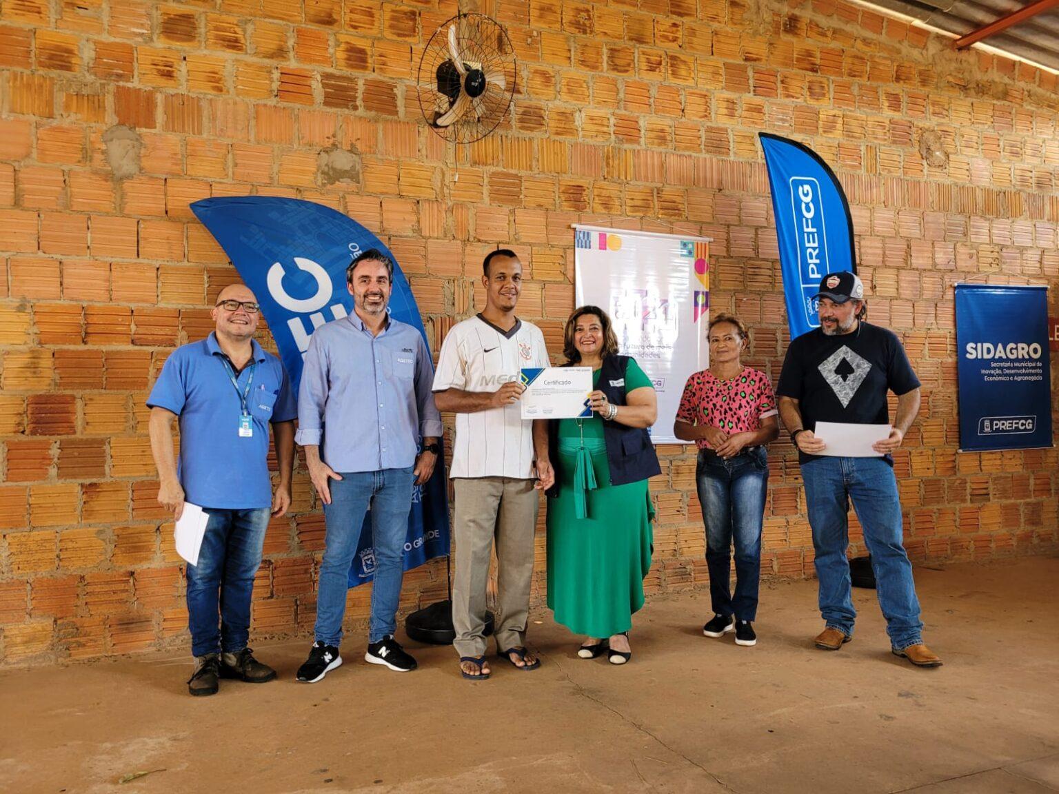 Moradores de Rochedinho e Anhanduí aprendem informática com o TechAula Distritos Conectados.