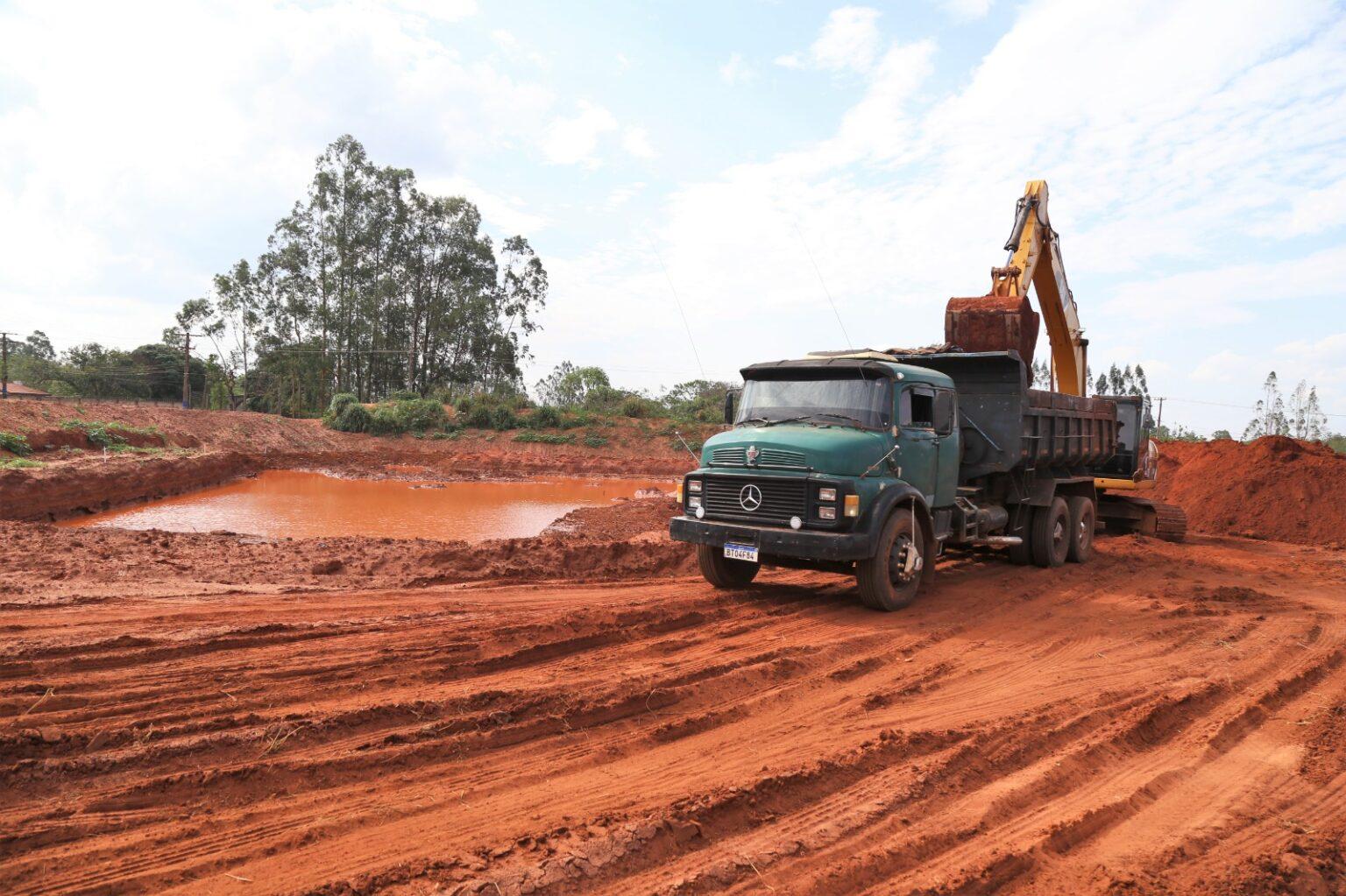 Prefeitura avança com obras de drenagem que antecedem a pavimentação de 1,6 km de via no Jardim Noroeste.