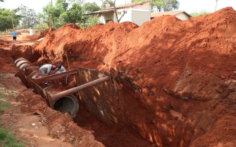 Prefeitura avança com obras de drenagem que antecedem a pavimentação de 1,6 km de via no Jardim Noroeste.