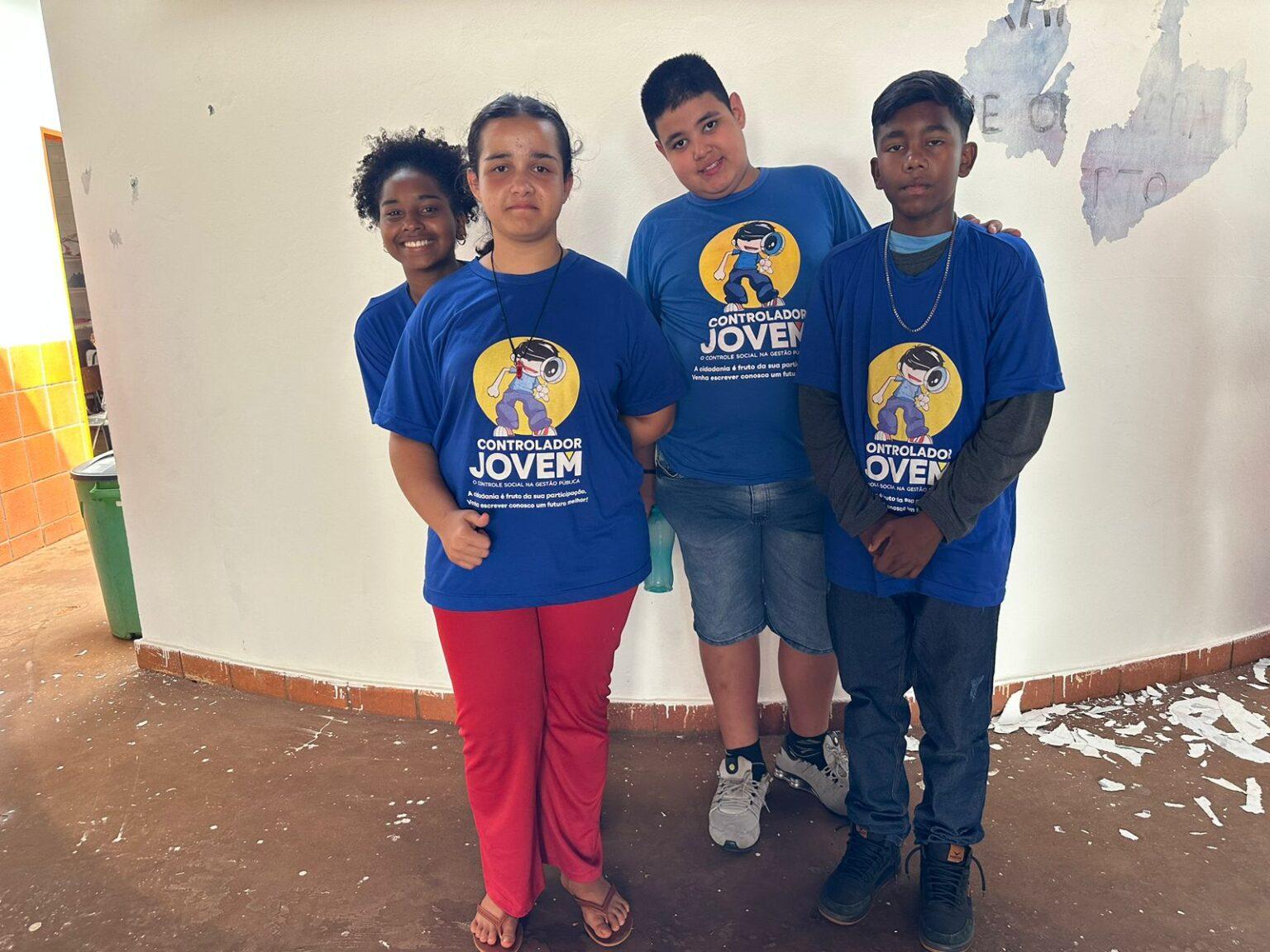 Para eternizar arte no muro da escola, alunos de escola da Reme convidam artista regional para compartilhar.