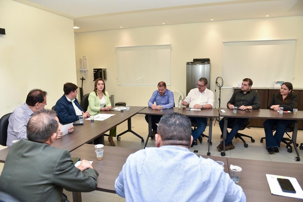 Prefeita Adriane Lopes participa de debate na Assomasul sobre queda de receitas dos municípios de MS.