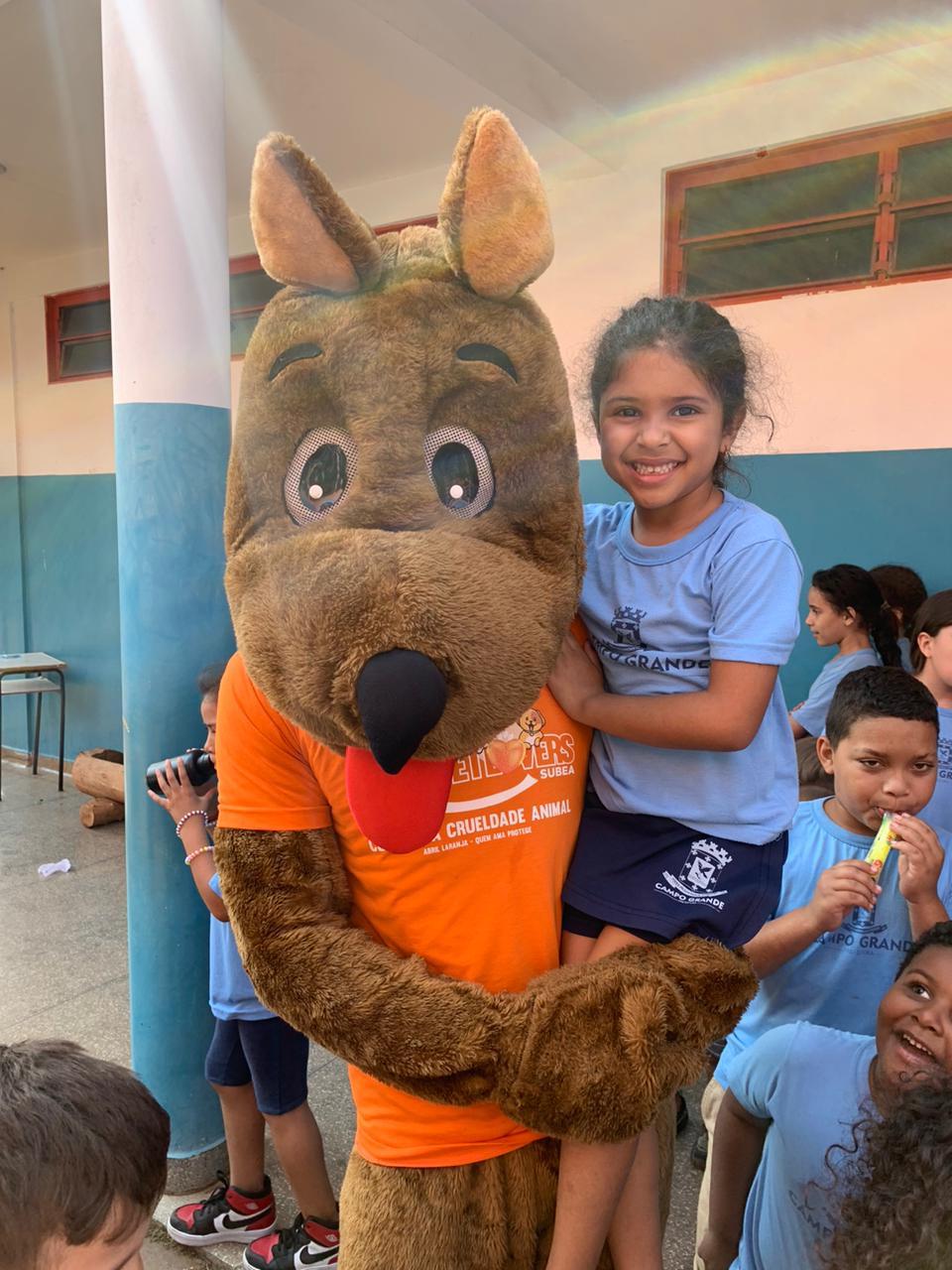 Prefeitura entrega primeira Cartilha de bem-estar animal em Campo Grande.