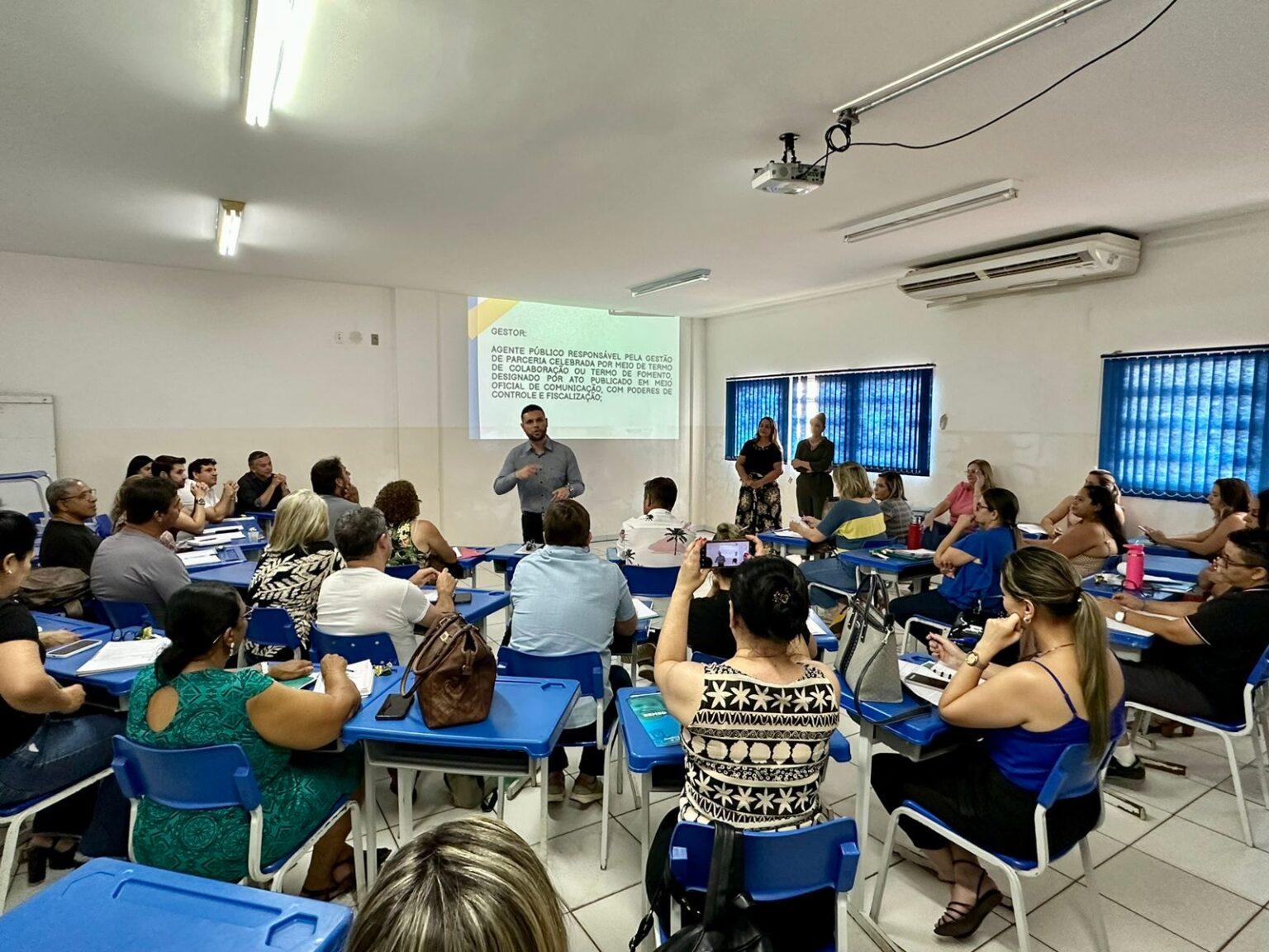 Diretores da região do Prosa participam de reunião sobre o programa Juntos Pela Escola.