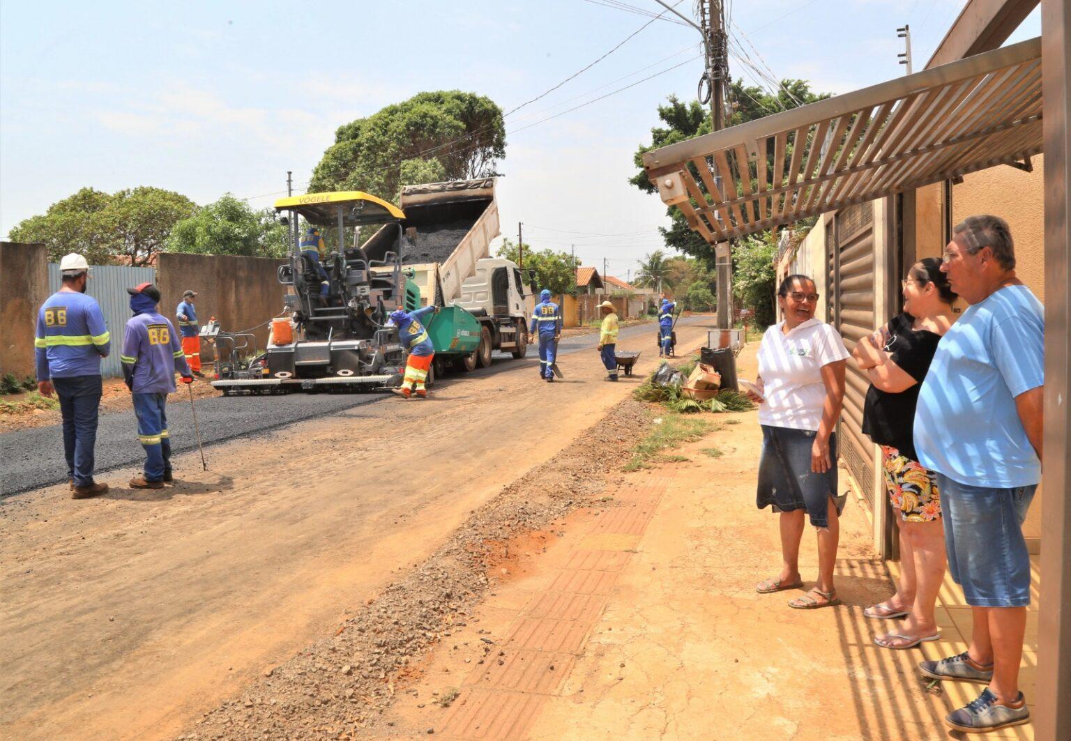 Após conclusão de drenagem, Prefeitura avança com a pavimentação de ruas no Residencial Oliveira. Após conclusão de drenagem, Prefeitura avança com a pavimentação de ruas no Residencial Oliveira.