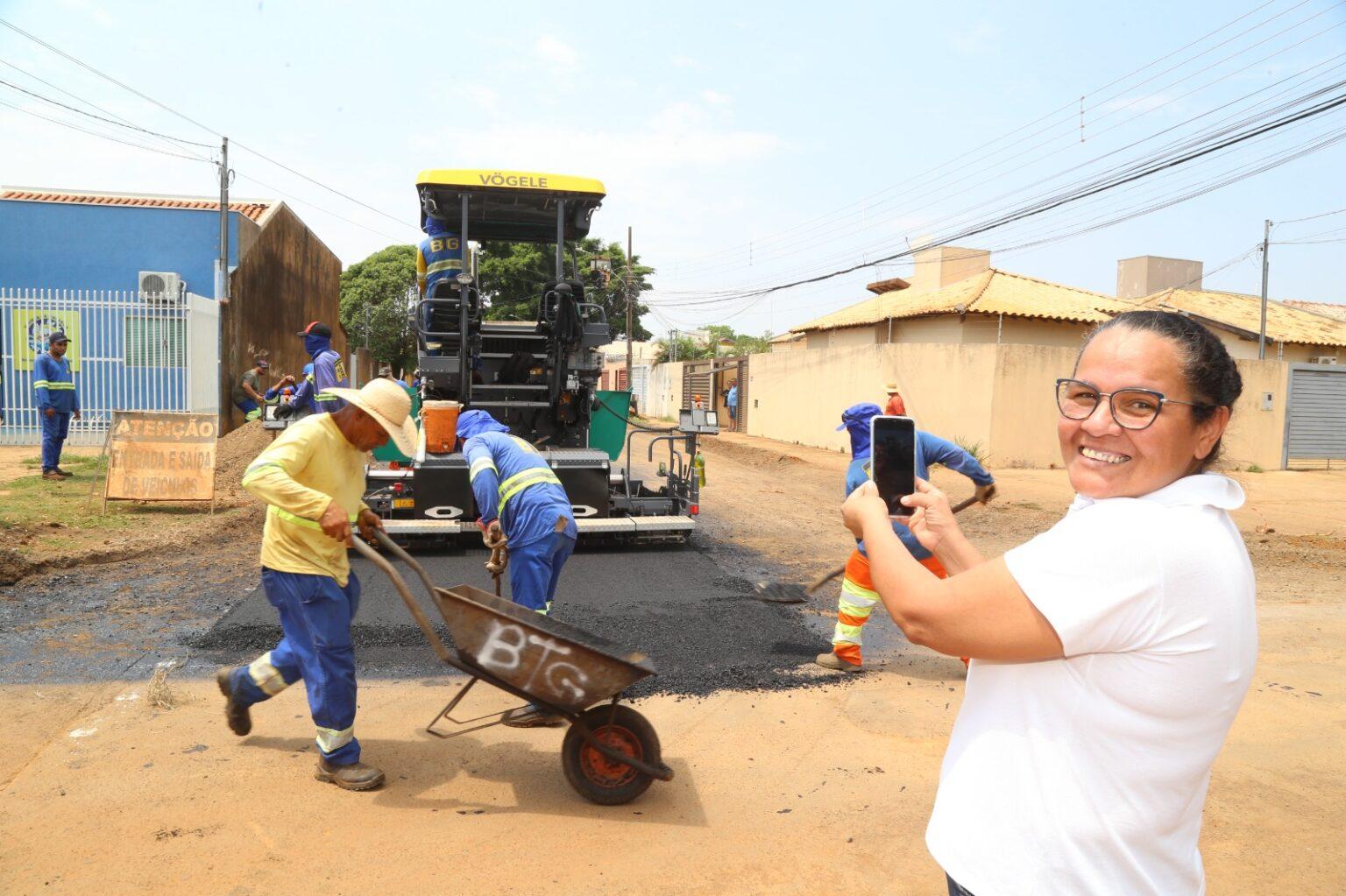 Após conclusão de drenagem, Prefeitura avança com a pavimentação de ruas no Residencial Oliveira. Após conclusão de drenagem, Prefeitura avança com a pavimentação de ruas no Residencial Oliveira.