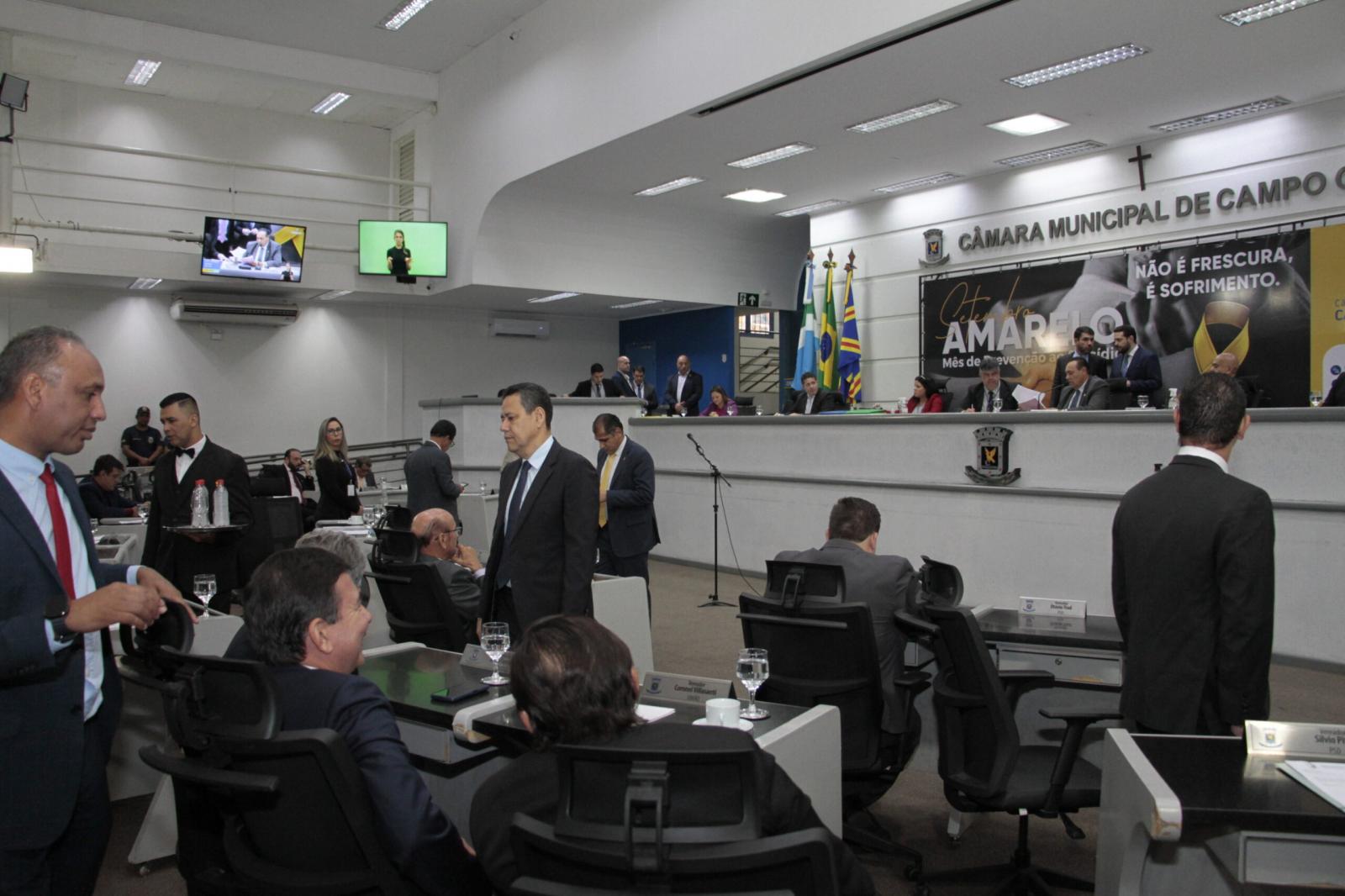 Apesar de Capital a beira do caos: vereadores elevam verba indenizatória em 20% e vão ganhar R$ 30 mil. Apesar de Capital a beira do caos: vereadores elevam verba indenizatória em 20% e vão ganhar R$ 30 mil.