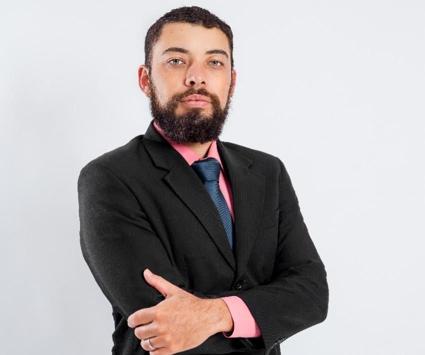 Reajuste na verba é “cruel” e renovação da Câmara deve ser de 100%, afirma advogado.