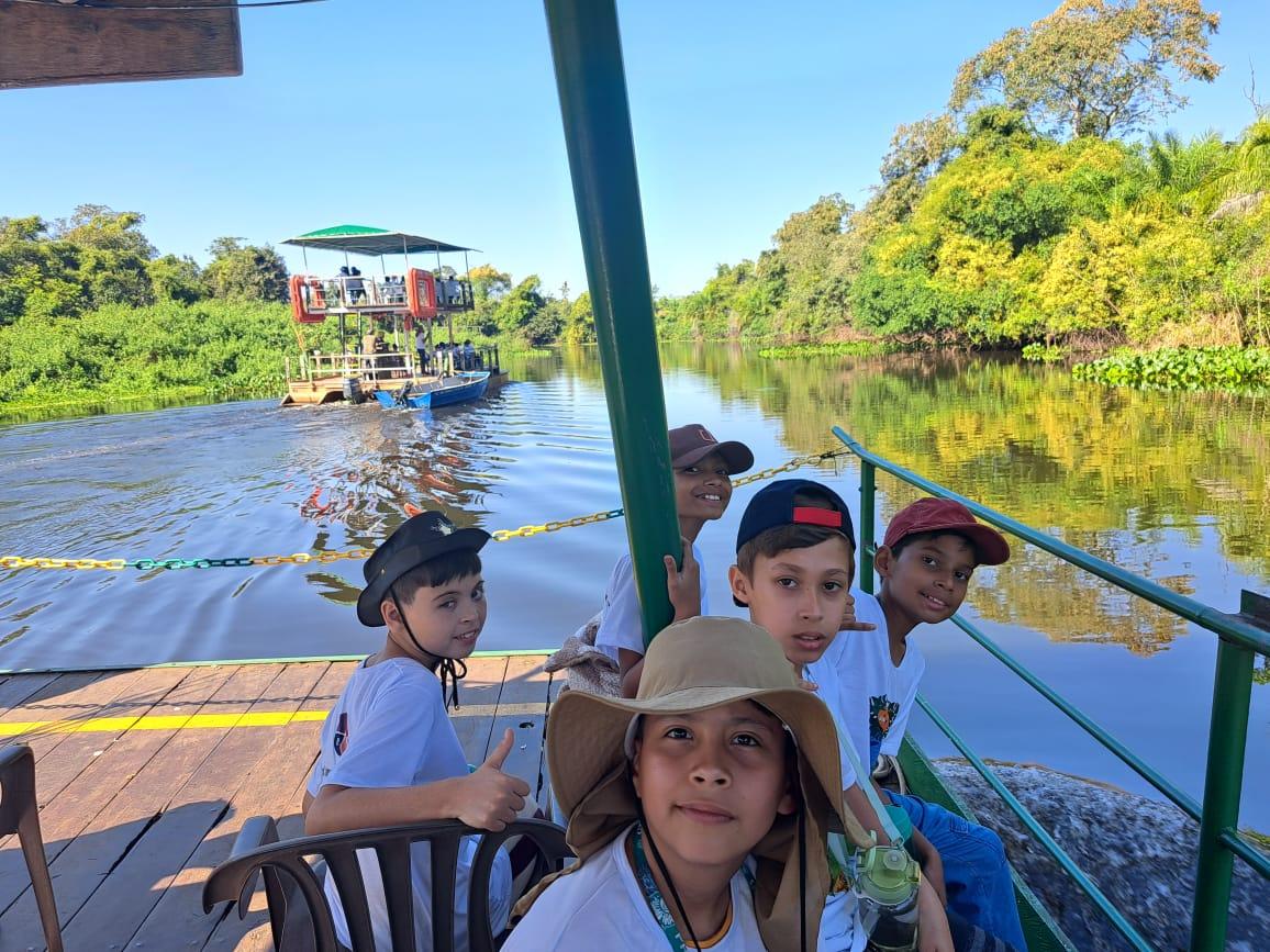 Alunos da REME visitam o Pantanal e fazem passeio de chalana, safari fotográfico e trilha.