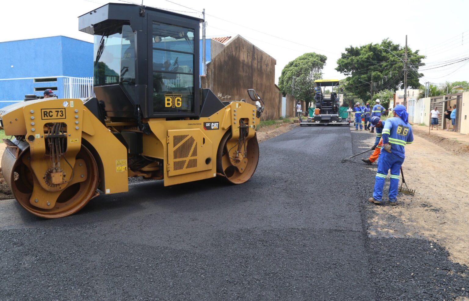 Após conclusão de drenagem, Prefeitura avança com a pavimentação de ruas no Residencial Oliveira.