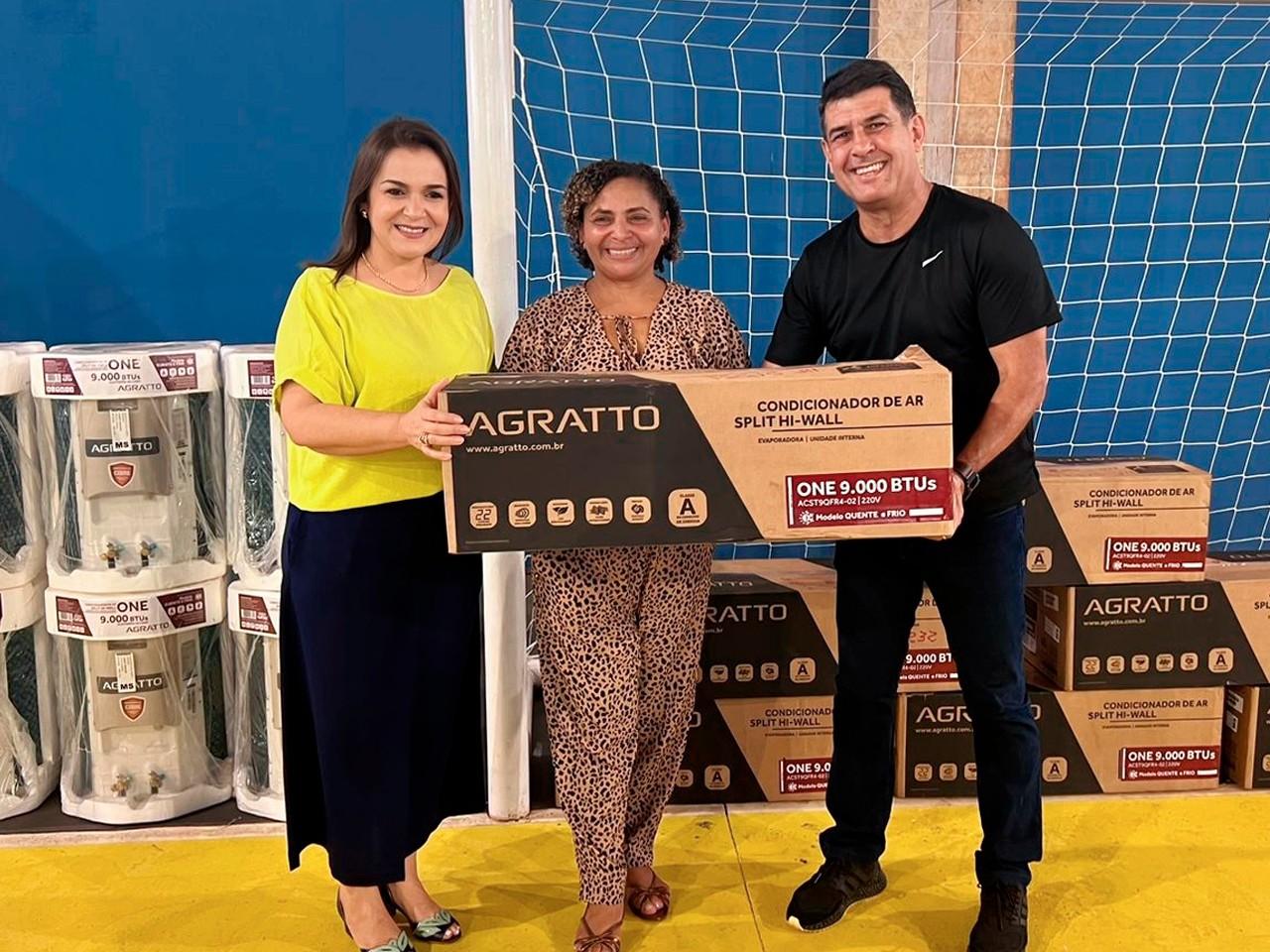 Beto Avelar entrega sete aparelhos de ar-condicionado para o CRAS Jardim Moema.