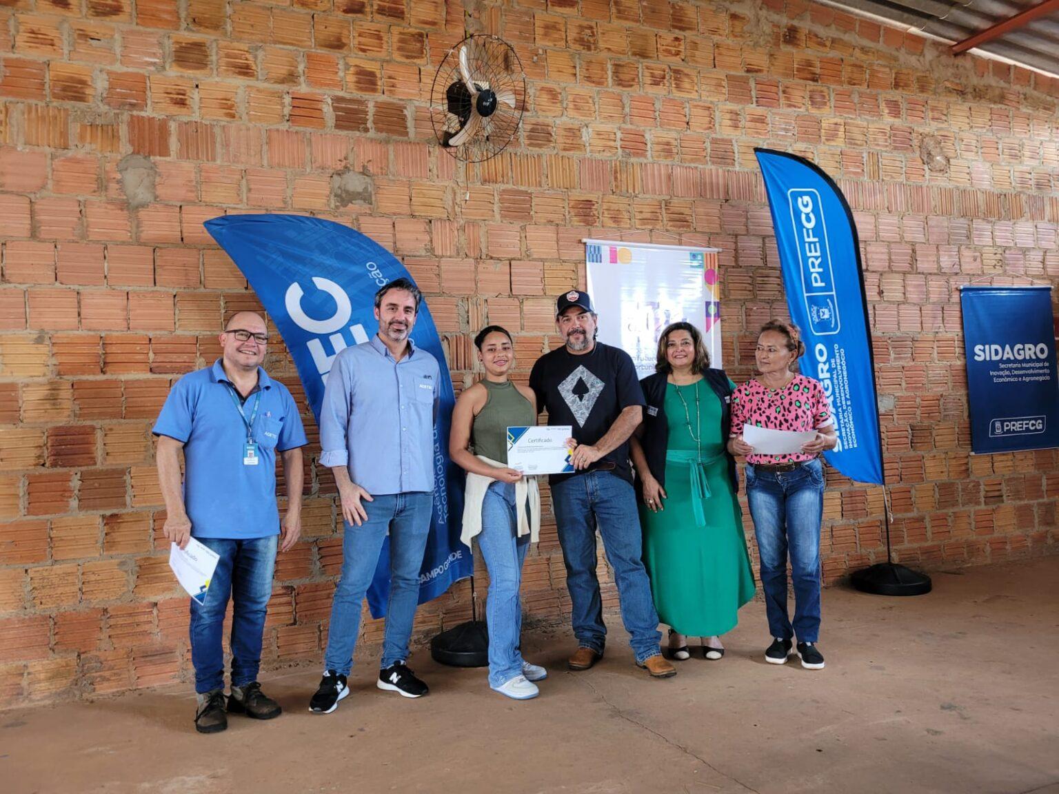 Moradores de Rochedinho e Anhanduí aprendem informática com o TechAula Distritos Conectados.