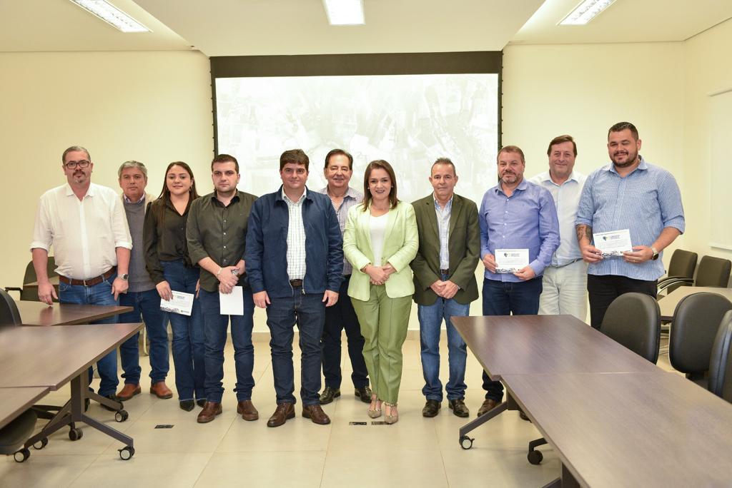 Prefeita Adriane Lopes participa de debate na Assomasul sobre queda de receitas dos municípios de MS.