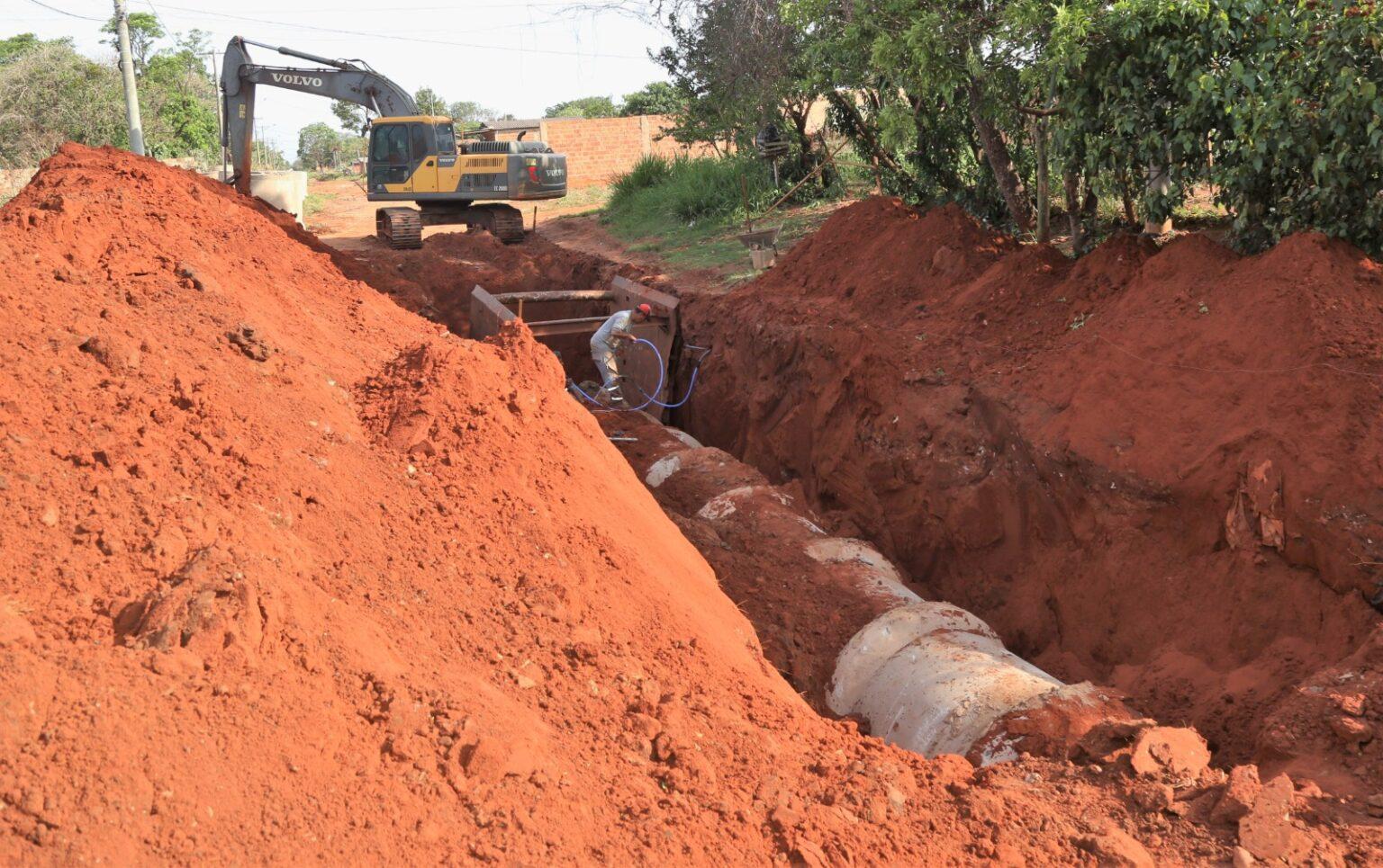 Prefeitura avança com obras de drenagem que antecedem a pavimentação de 1,6 km de via no Jardim Noroeste.