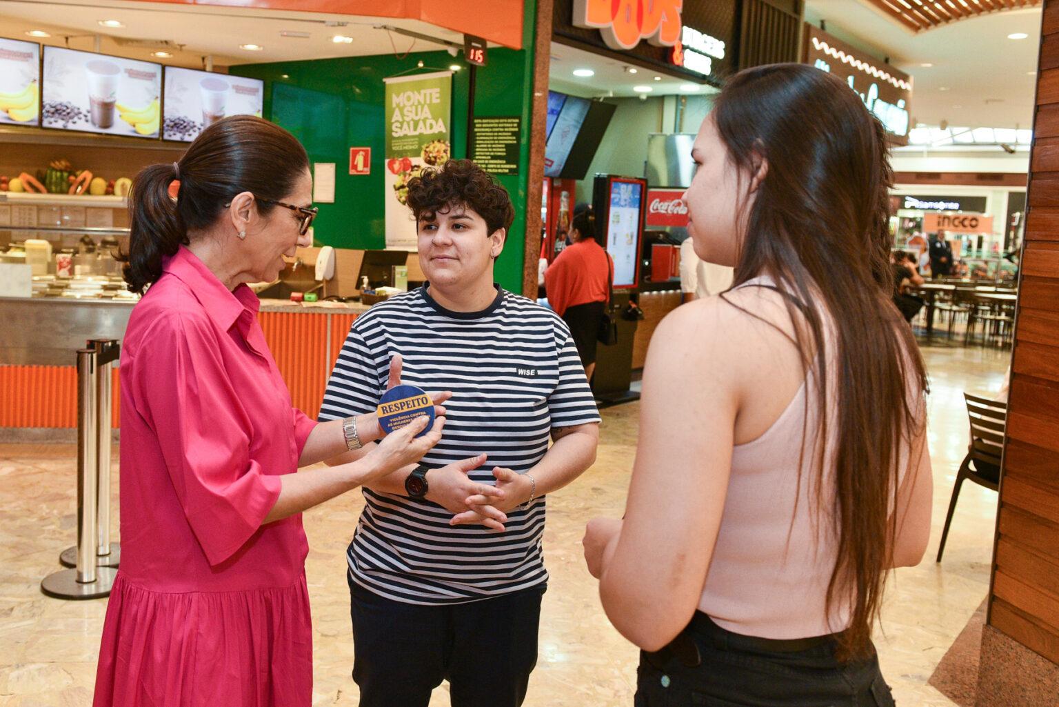 Prefeitura encerra campanha Agosto Lilás com ação preventiva em Shopping de Campo Grande.