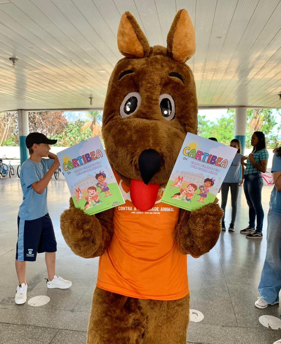 Prefeitura entrega primeira Cartilha de bem-estar animal em Campo Grande.