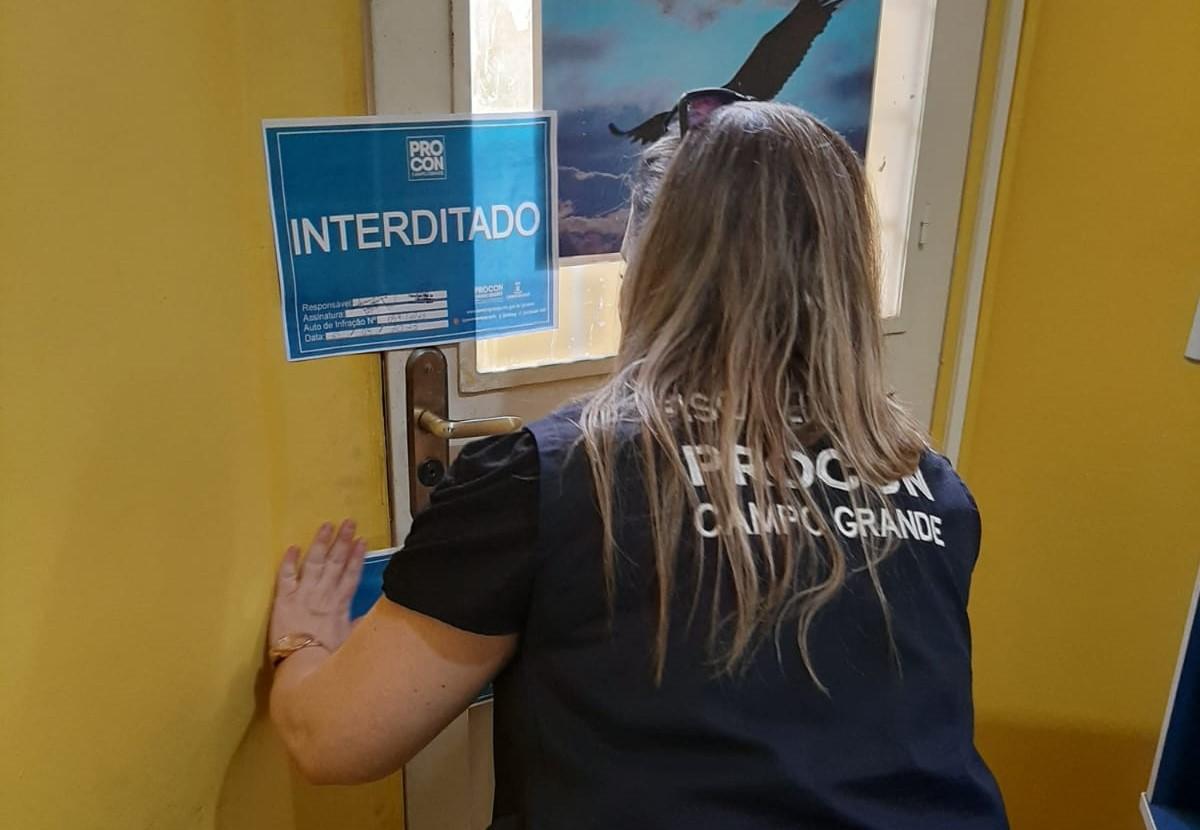 Procon interdita estabelecimento que atendia como correspondente financeiro sem autorização do Banco Central.