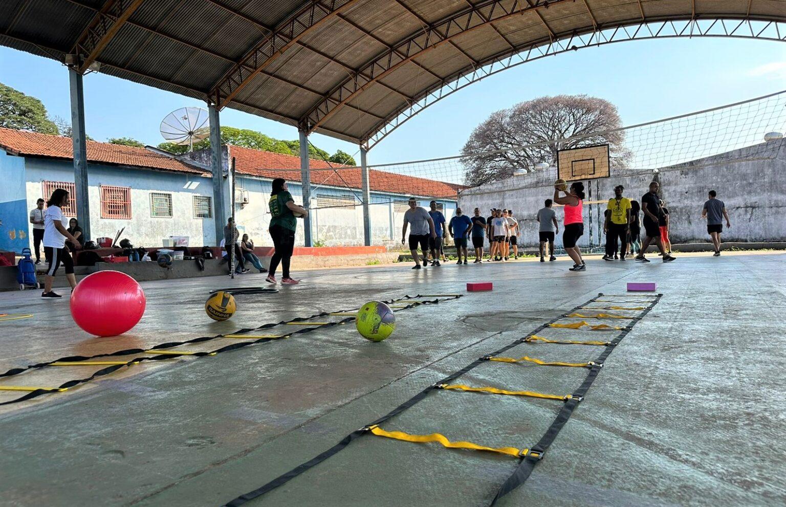 Professores de Educação Física da REME de anos finais participam de formação prática.