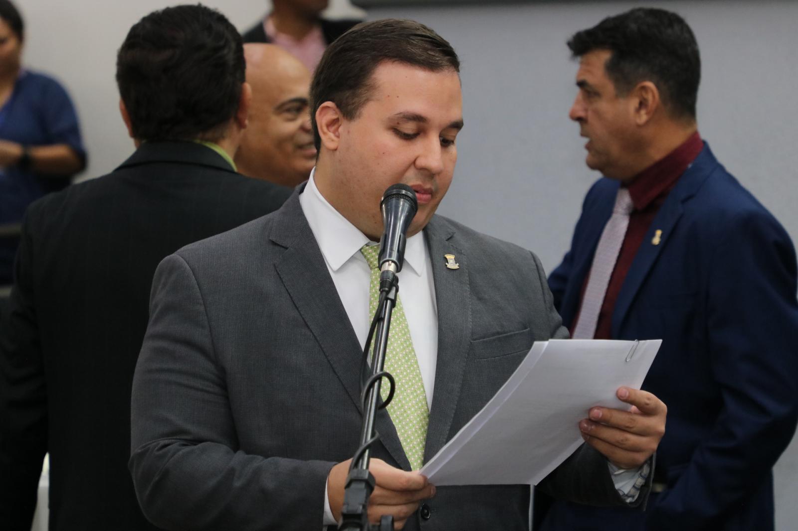 William Maksoud reivindica manutenção e limpeza de calçadas na região Lagoa e Imbirussu.