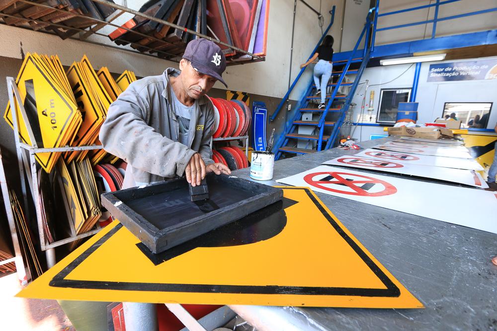 Agetran possui fabricação própria de placas de trânsito e contribui com a sinalização da Capital.