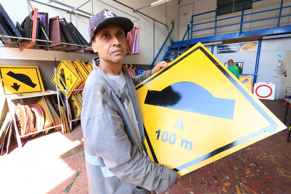 Agetran possui fabricação própria de placas de trânsito e contribui com a sinalização da Capital.