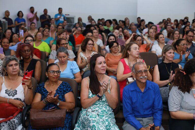 Prefeitura de Campo Grande sanciona reajuste no salário dos professores e anuncia eleição de diretores das Emeis. Prefeitura de Campo Grande sanciona reajuste no salário dos professores e anuncia eleição de diretores das Emeis.