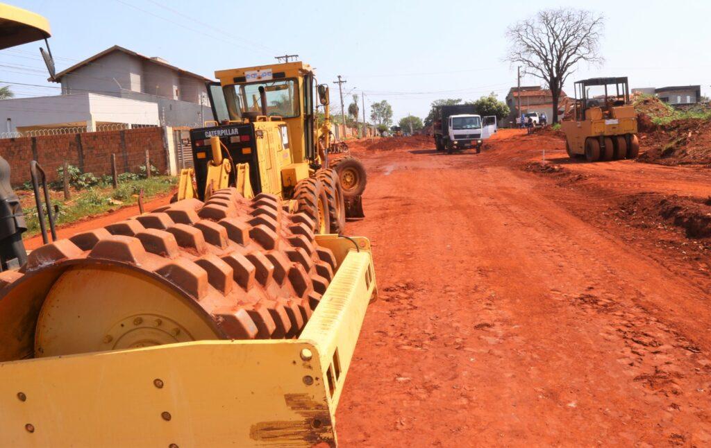 Concluída a drenagem, pavimentação da Rua dos Gonçalves segue em ritmo acelerado.