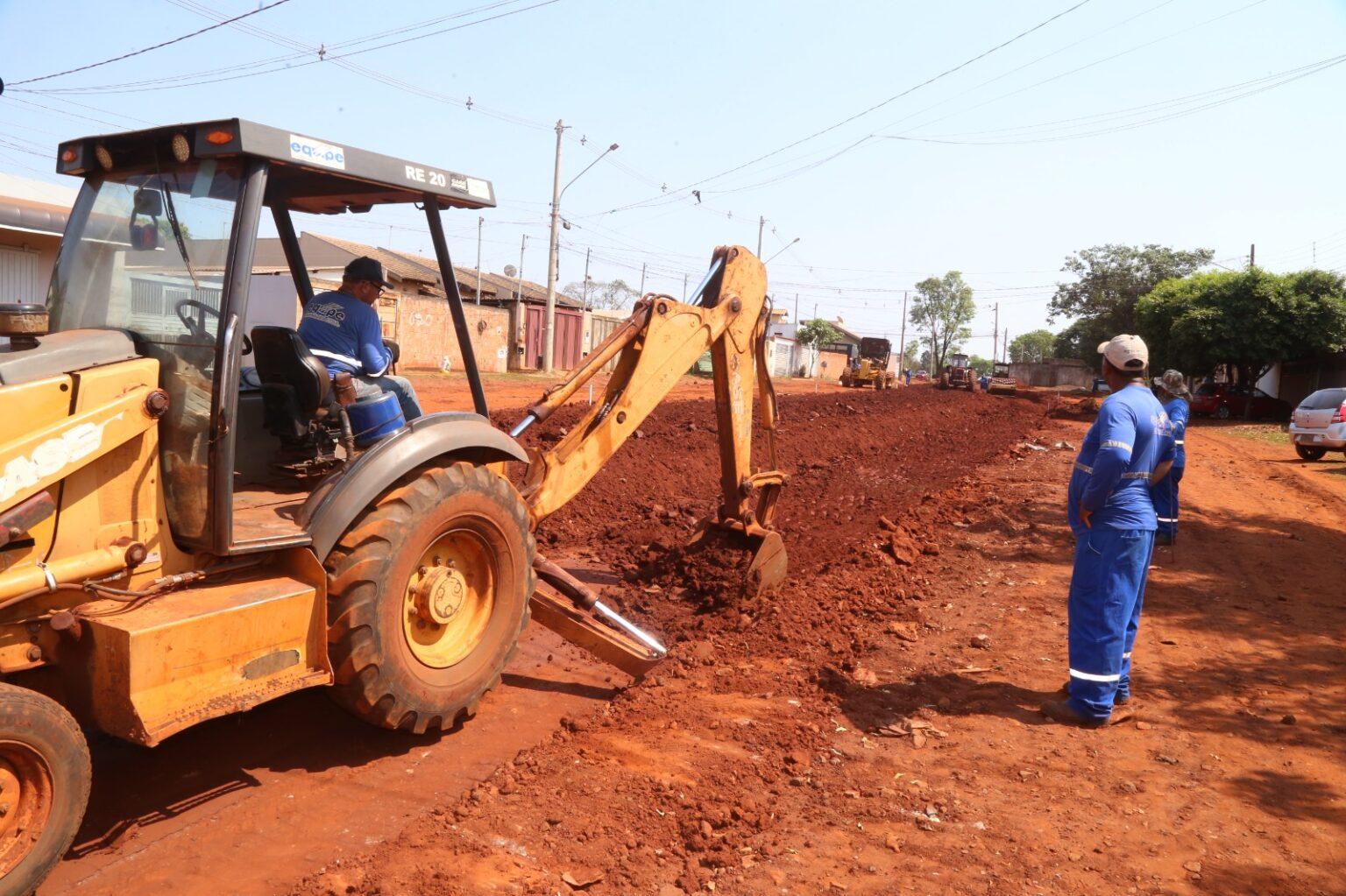 Concluída a drenagem, pavimentação da Rua dos Gonçalves segue em ritmo acelerado.