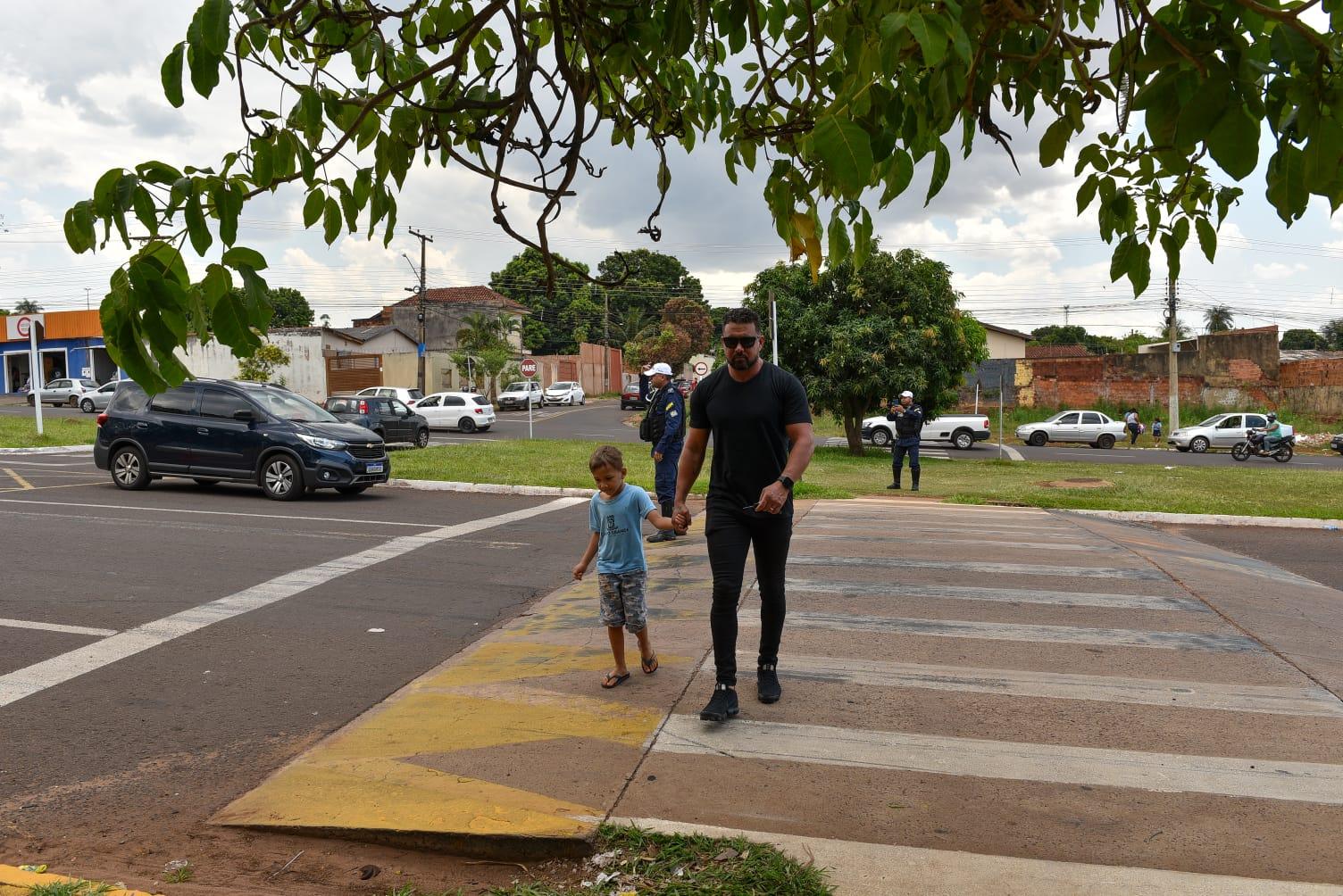 Programa Travessia Segura garante presença da GCM nas entradas e saídas das escolas municipais de Campo Grande.
