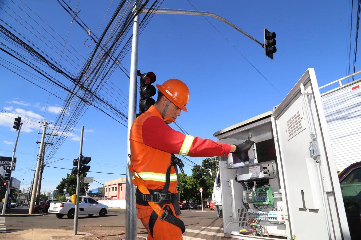 Prefeitura mobiliza equipes para reestabelecer sinalização semafórica e devolver fluidez ao trânsito na Capital.