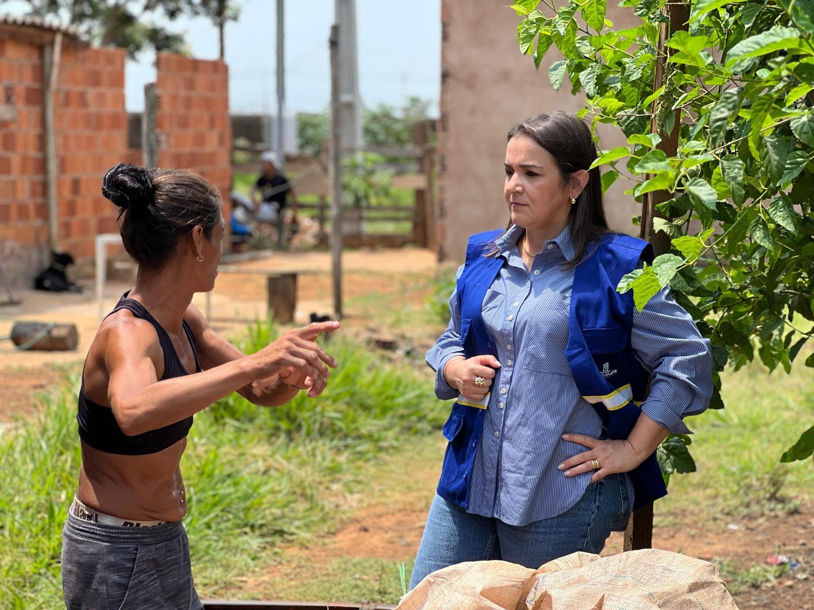 Prefeita Adriane Lopes lidera ações de auxílio a famílias da comunidade Homex após temporal. Prefeita Adriane Lopes lidera ações de auxílio a famílias da comunidade Homex após temporal.
