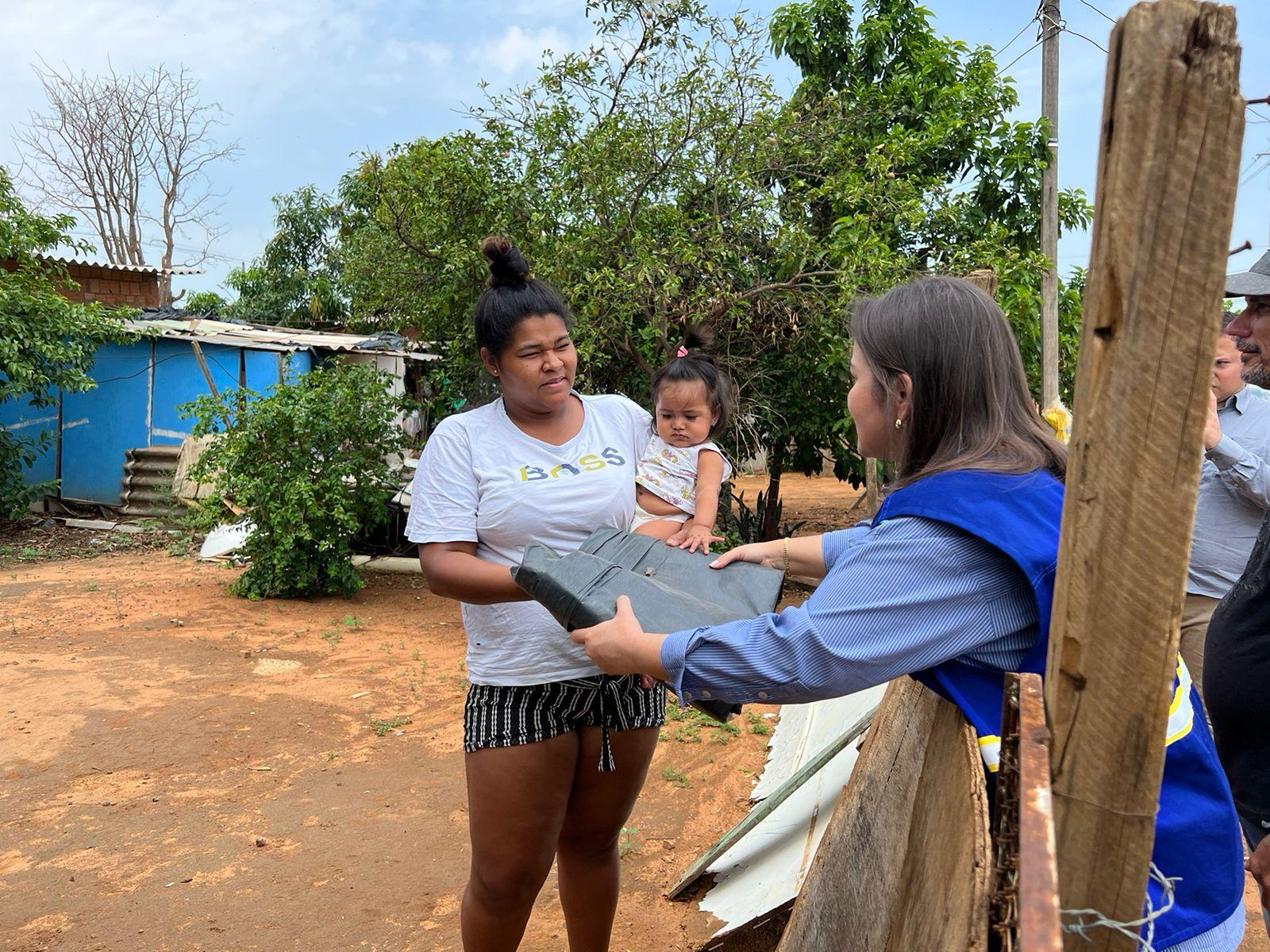 Prefeita Adriane Lopes lidera ações de auxílio a famílias da comunidade Homex após temporal. Prefeita Adriane Lopes lidera ações de auxílio a famílias da comunidade Homex após temporal.