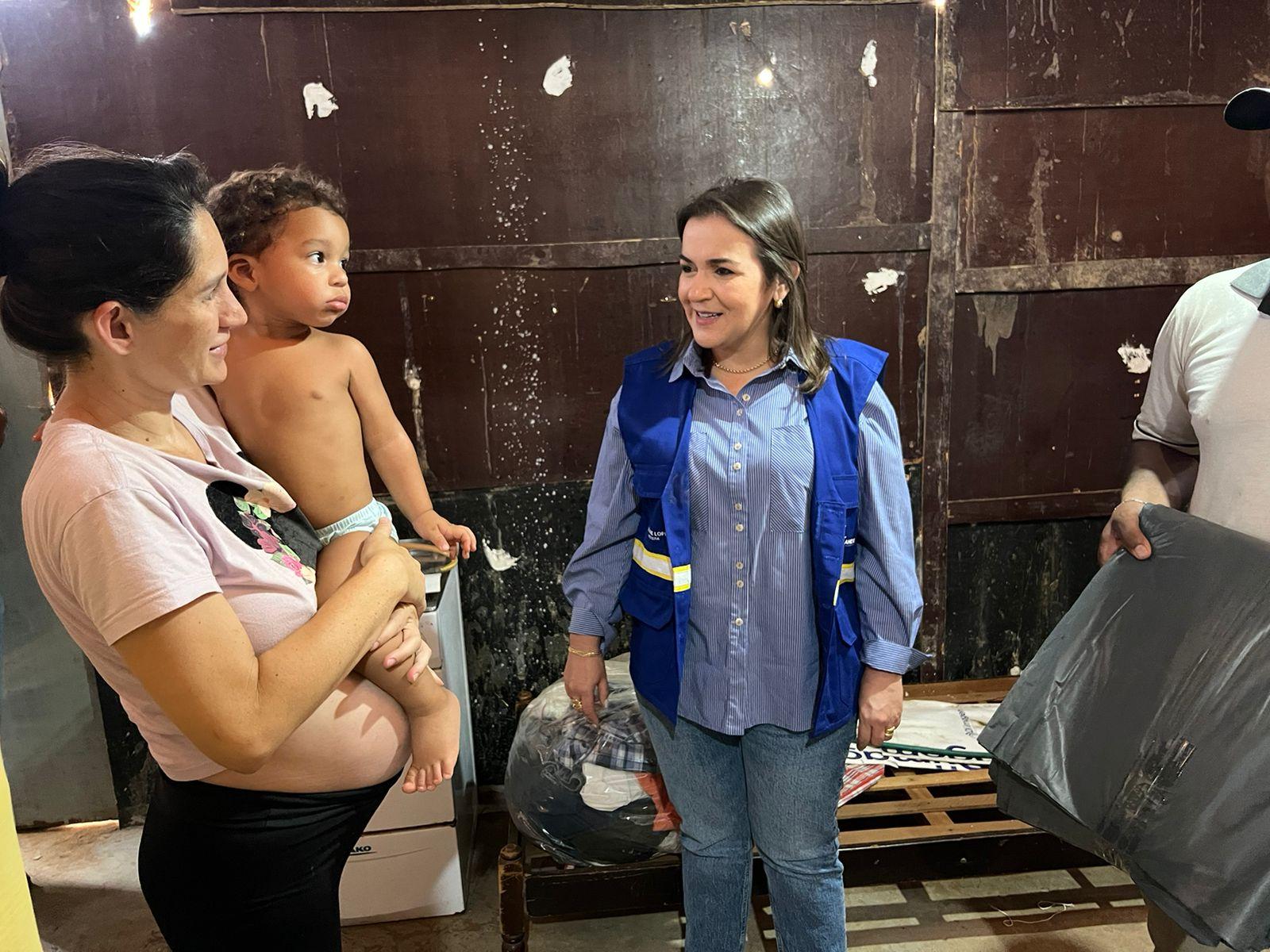 Prefeita Adriane Lopes lidera ações de auxílio a famílias da comunidade Homex após temporal. Prefeita Adriane Lopes lidera ações de auxílio a famílias da comunidade Homex após temporal.