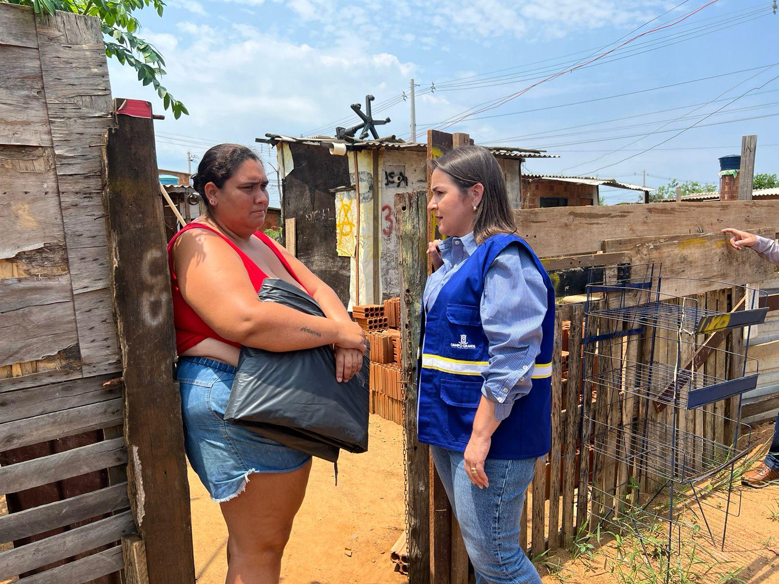Prefeita Adriane Lopes lidera ações de auxílio a famílias da comunidade Homex após temporal. Prefeita Adriane Lopes lidera ações de auxílio a famílias da comunidade Homex após temporal.