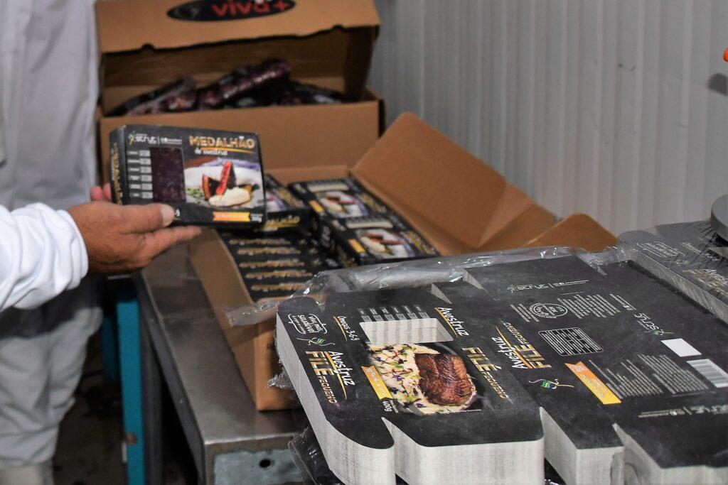 Maior produtor de avestruz fora da África tem frigorífico em Campo Grande e vende para todo país. Maior produtor de avestruz fora da África tem frigorífico em Campo Grande e vende para todo país.