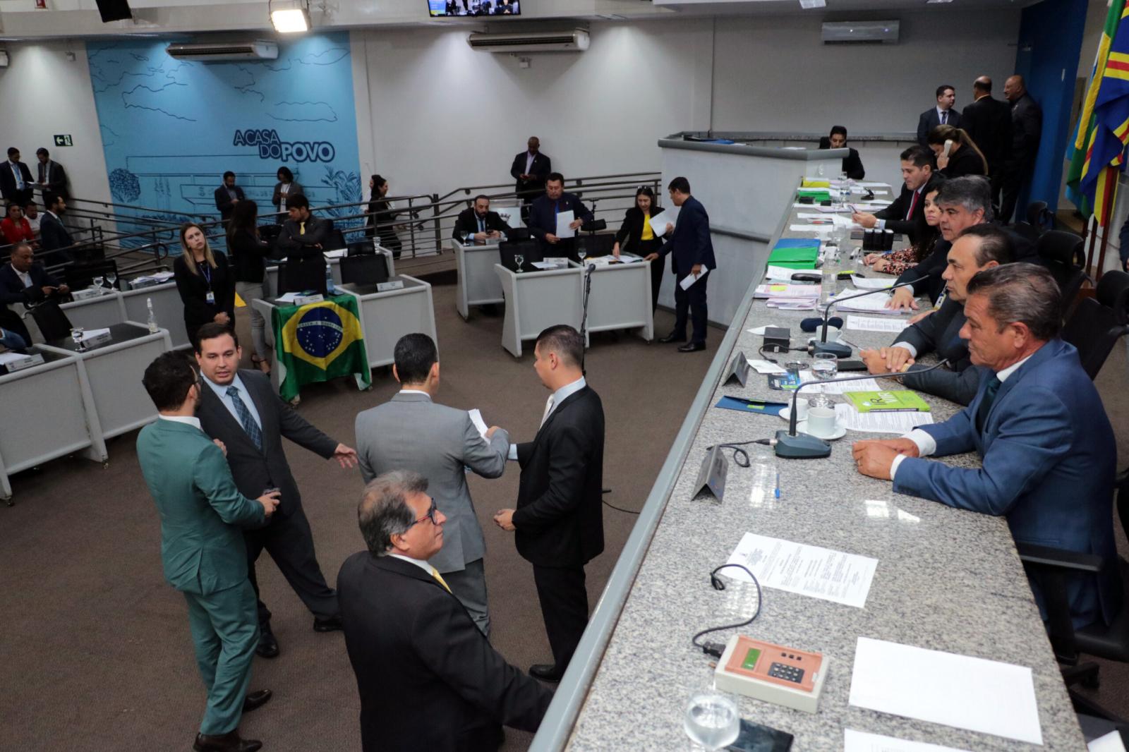 Advogado entra com ação para suspender reajuste na verba indenizatória de vereadores.