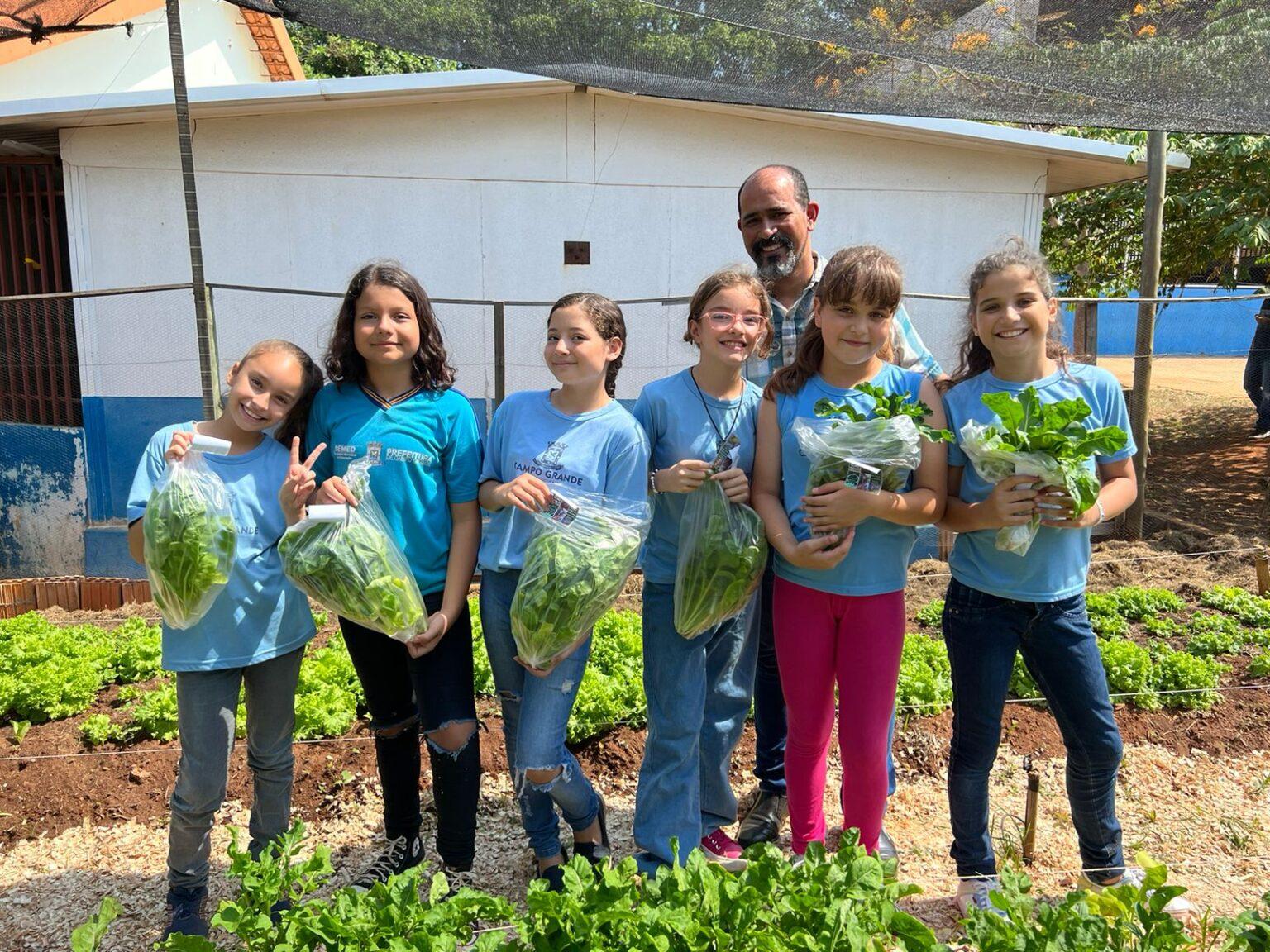 Alunos da E.M Professor Aldo de Queiroz realizam colheita de mais uma horta comunitária do Projeto FAC Sustentável.