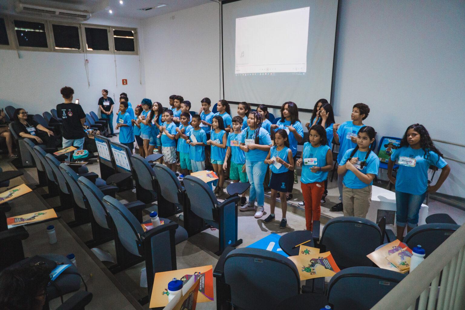 Alunos de escola da Reme aprendem libras em projeto que ensina sobre diferenças.