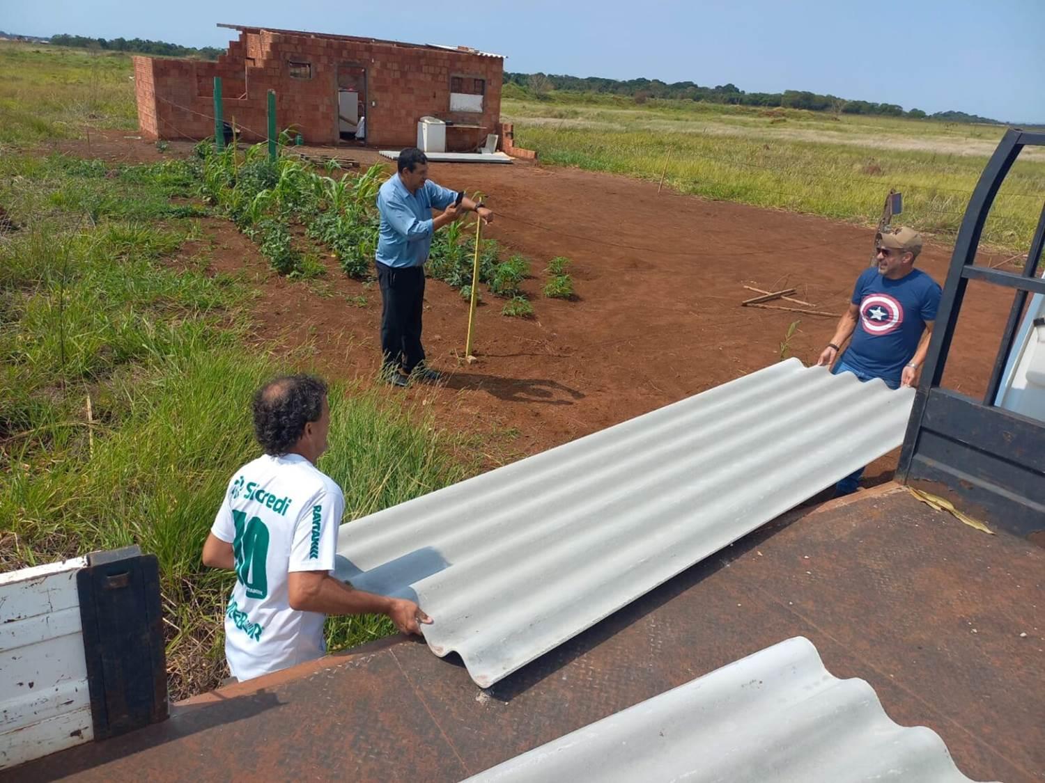 Após forte chuva, Emha entrega telhas e lonas através do programa CGSustentável.