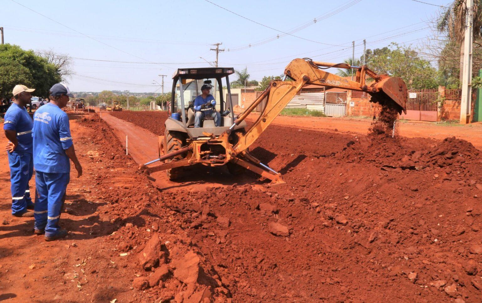 Concluída a drenagem, pavimentação da Rua dos Gonçalves segue em ritmo acelerado.